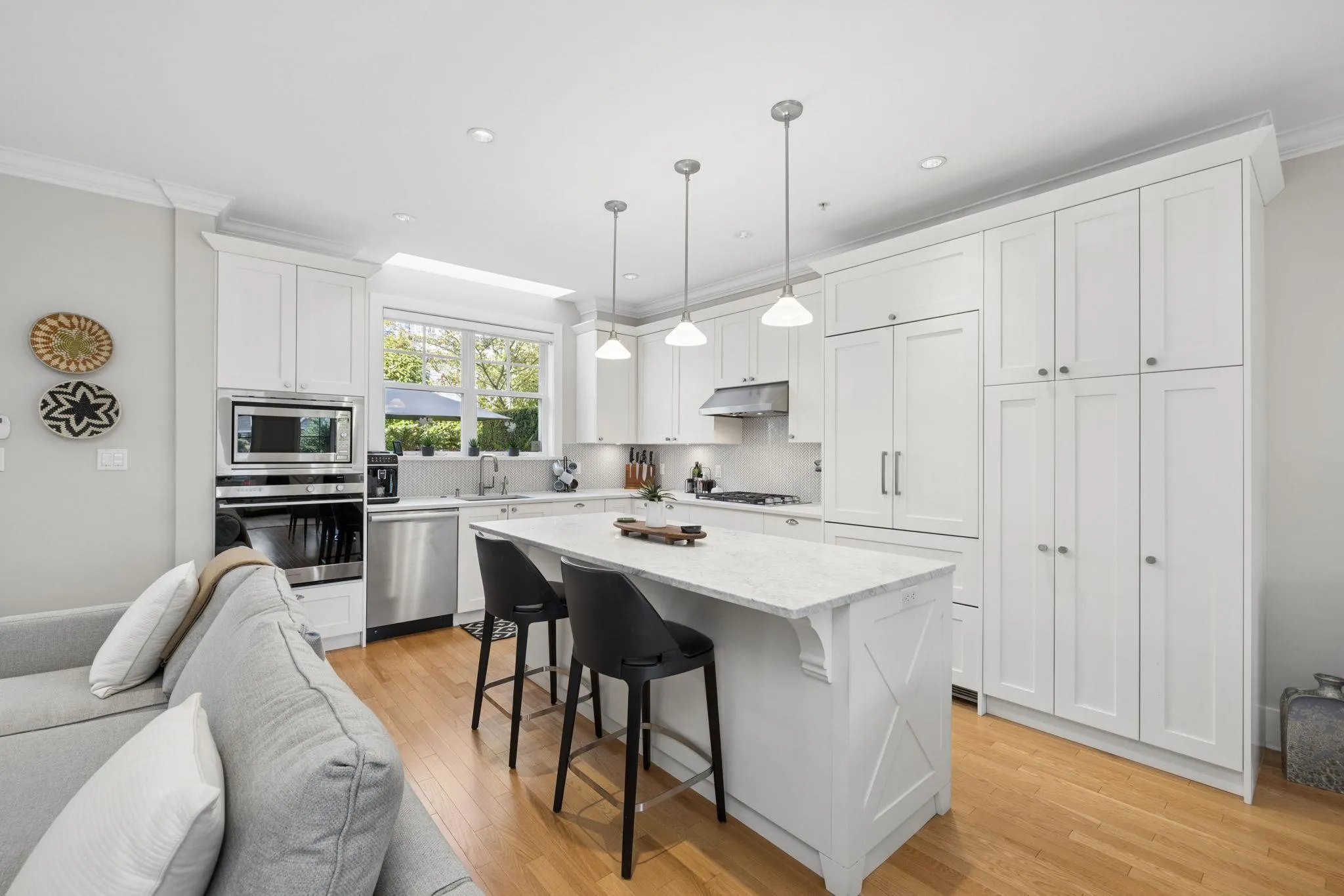 2015 Esquimalt Avenue