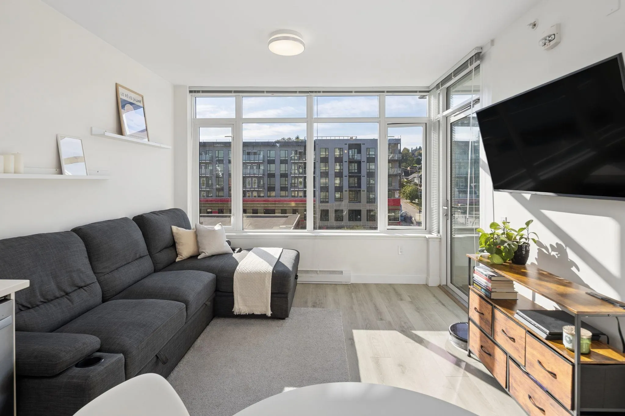 200 Nelson's Crescent #602