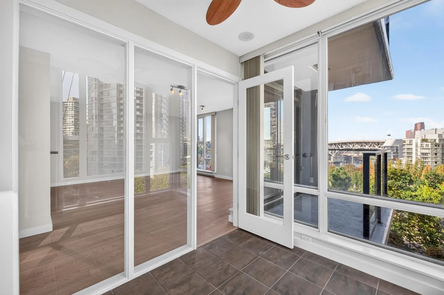 455 Beach Crescent #906