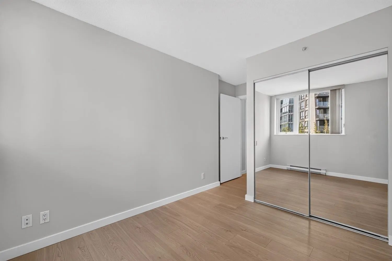 455 Beach Crescent #906