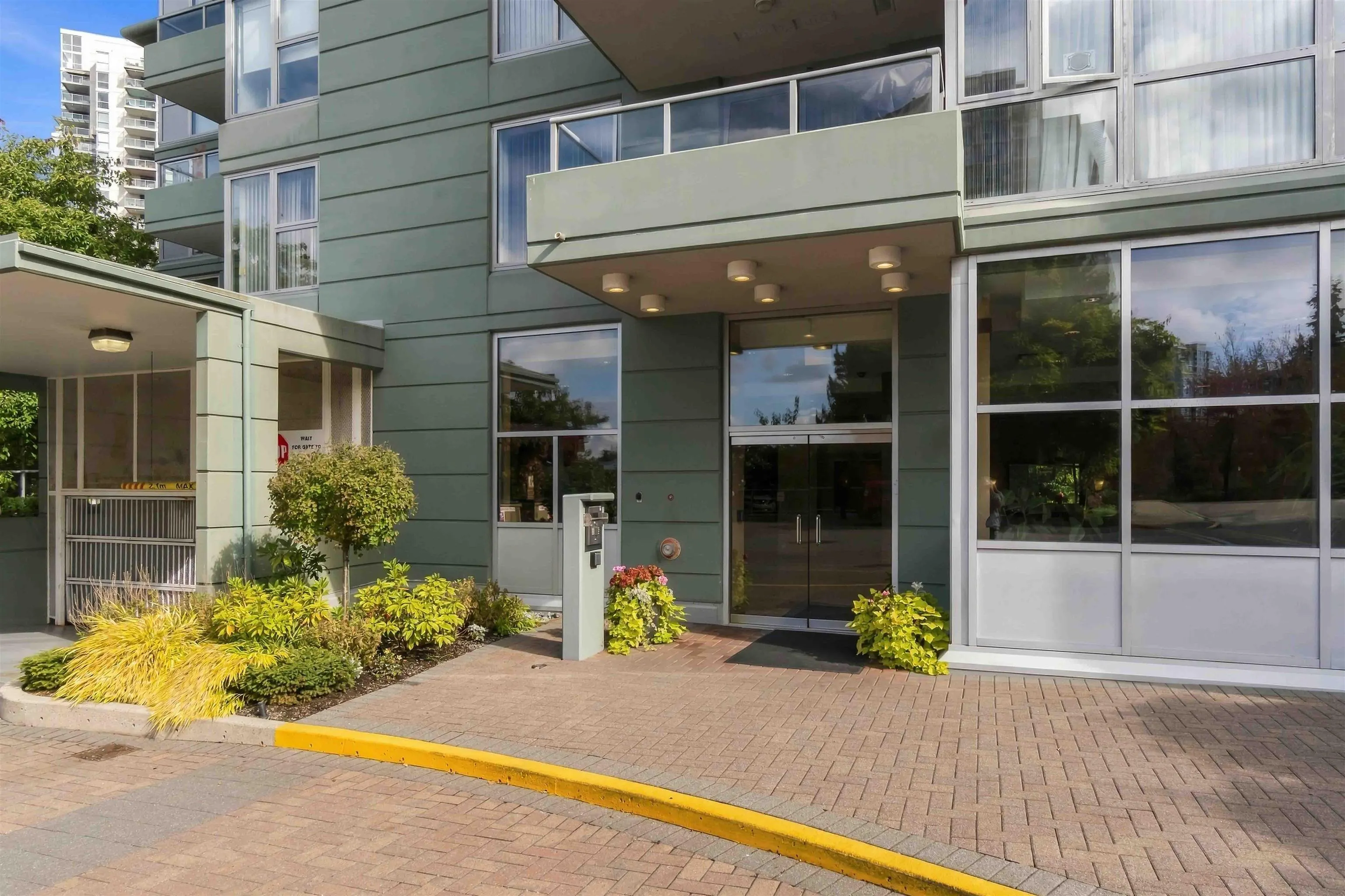 295 Guildford Way #1006