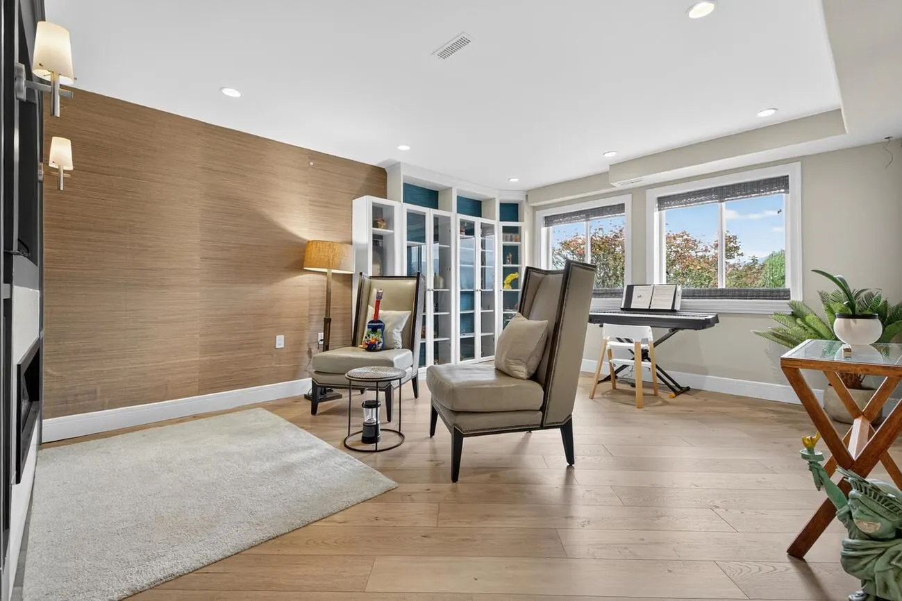 1052 Corona Crescent