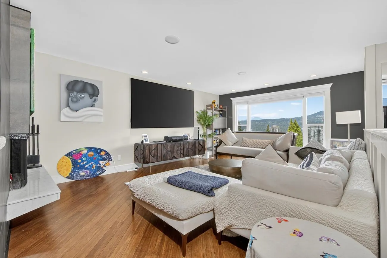 1052 Corona Crescent