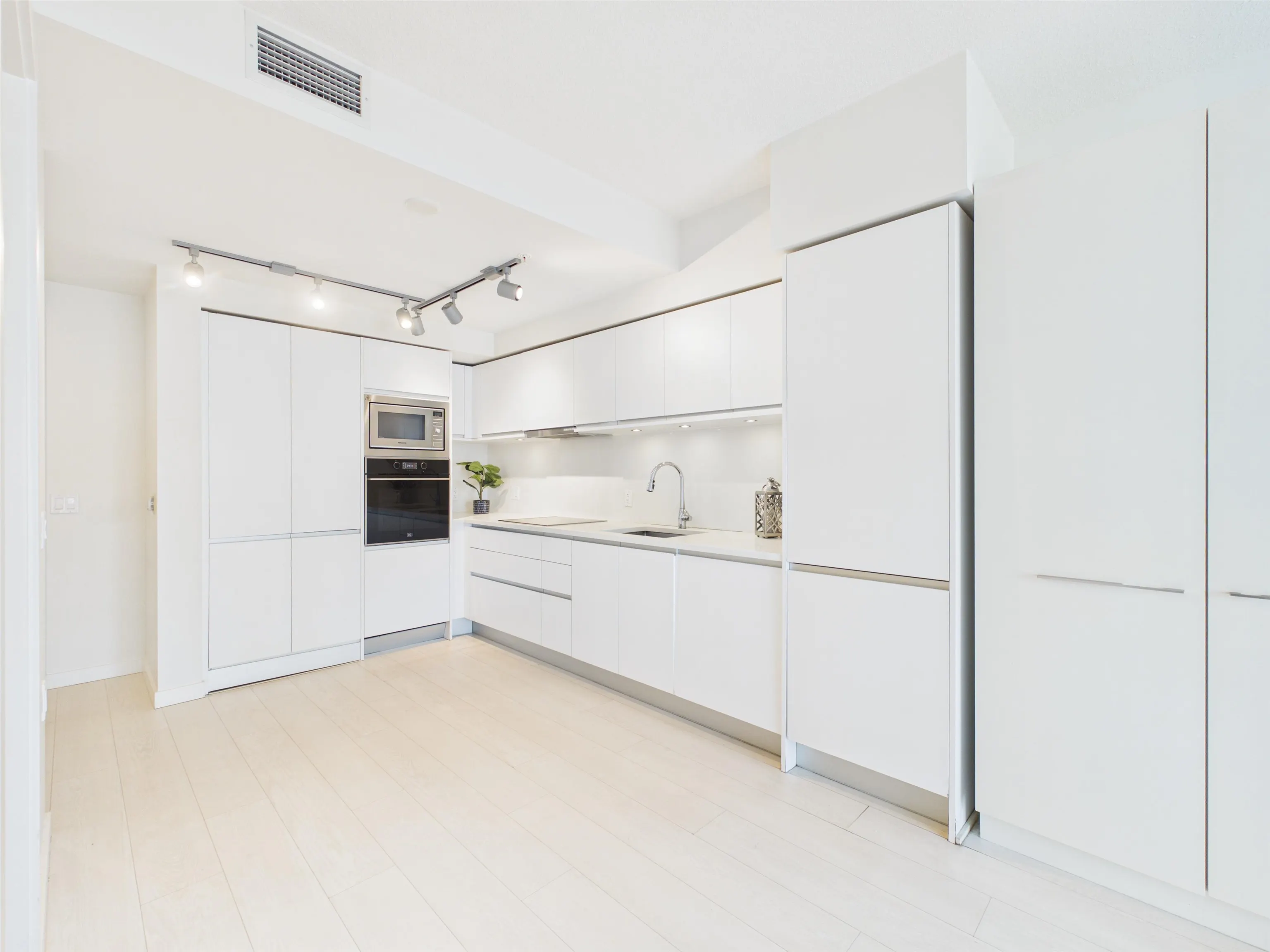 180 E 2nd Avenue #605
