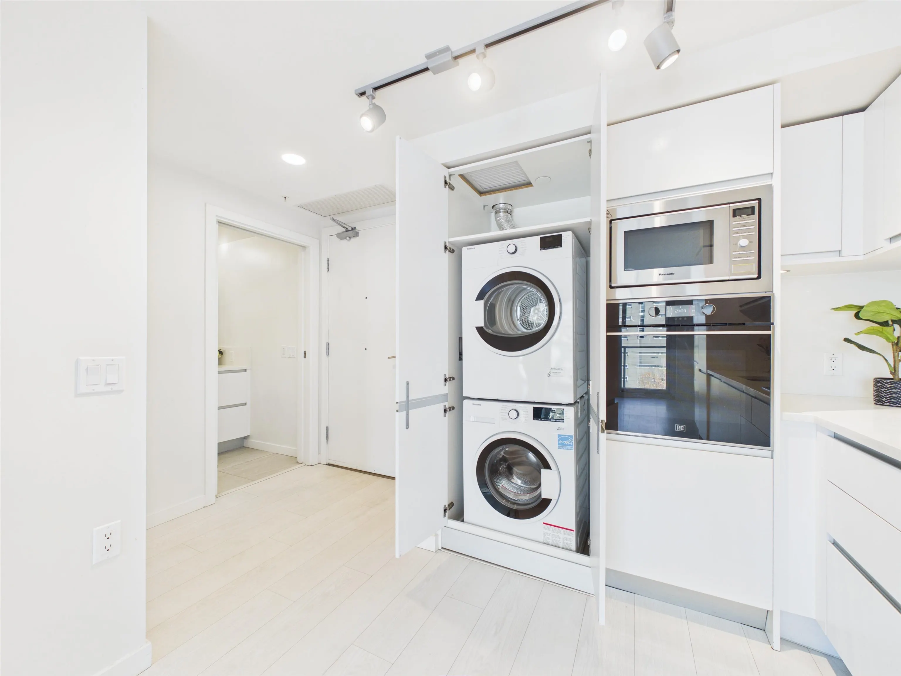 180 E 2nd Avenue #605