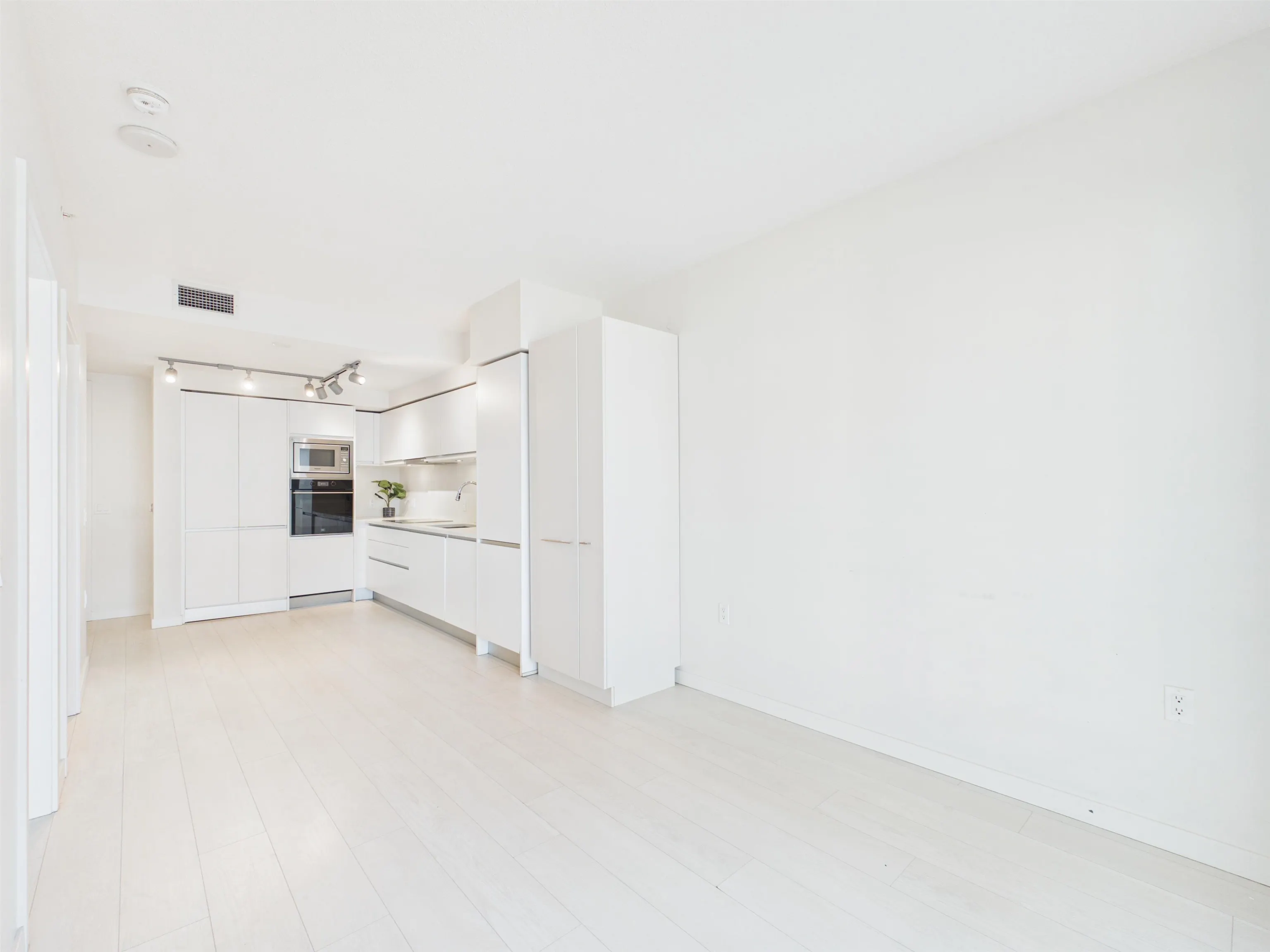 180 E 2nd Avenue #605