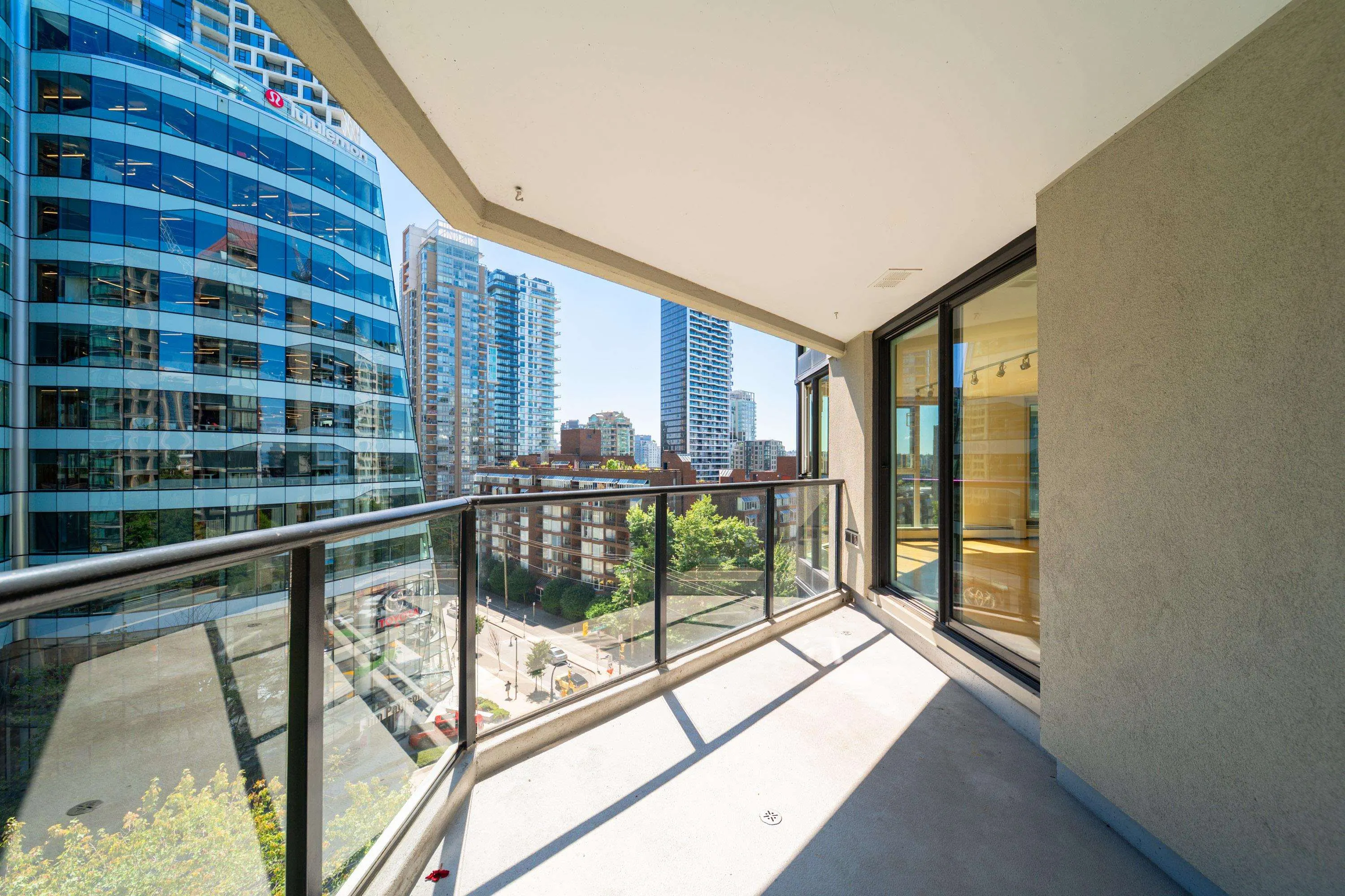 1010 Burnaby Street #905