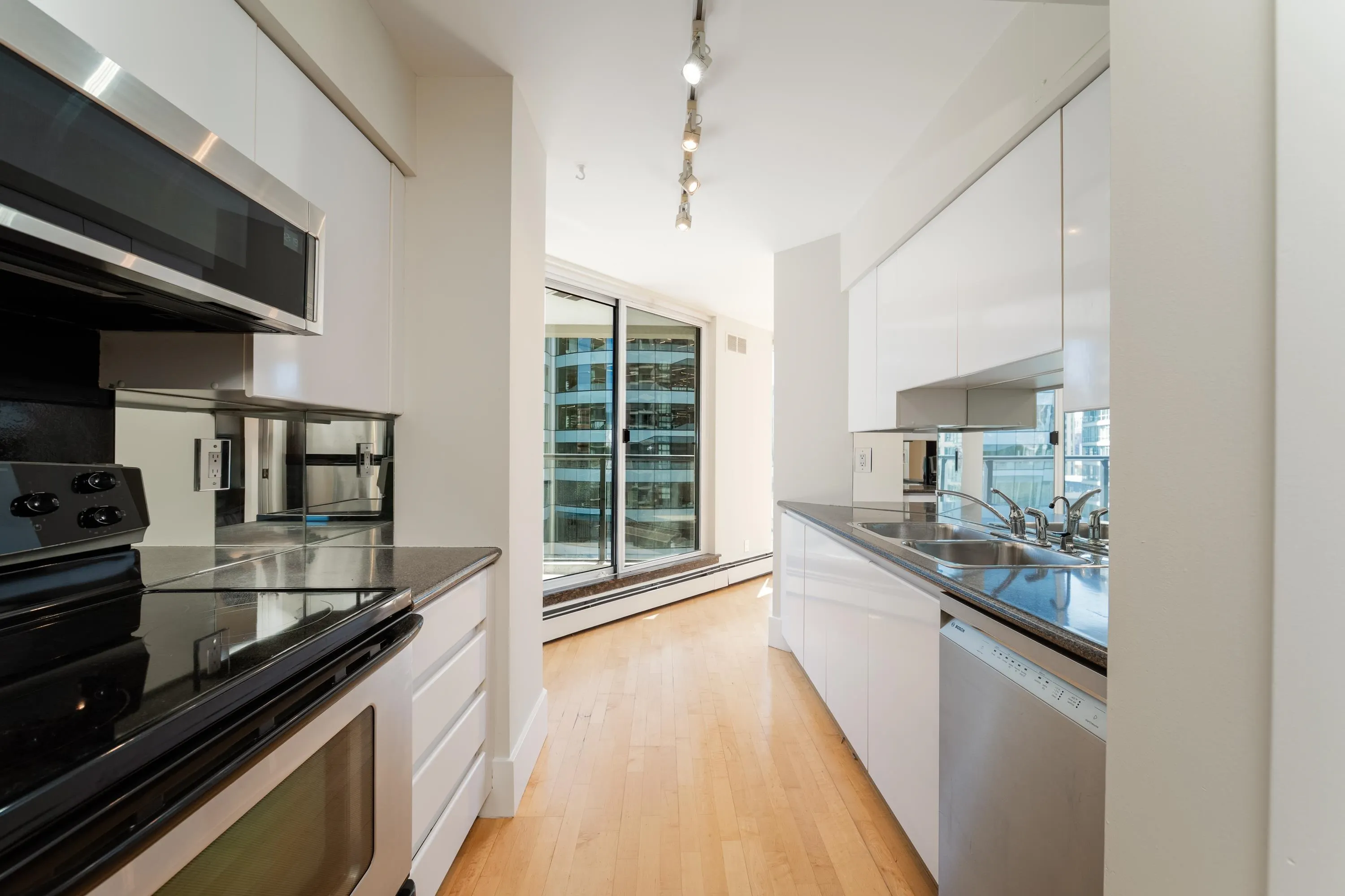 1010 Burnaby Street #905