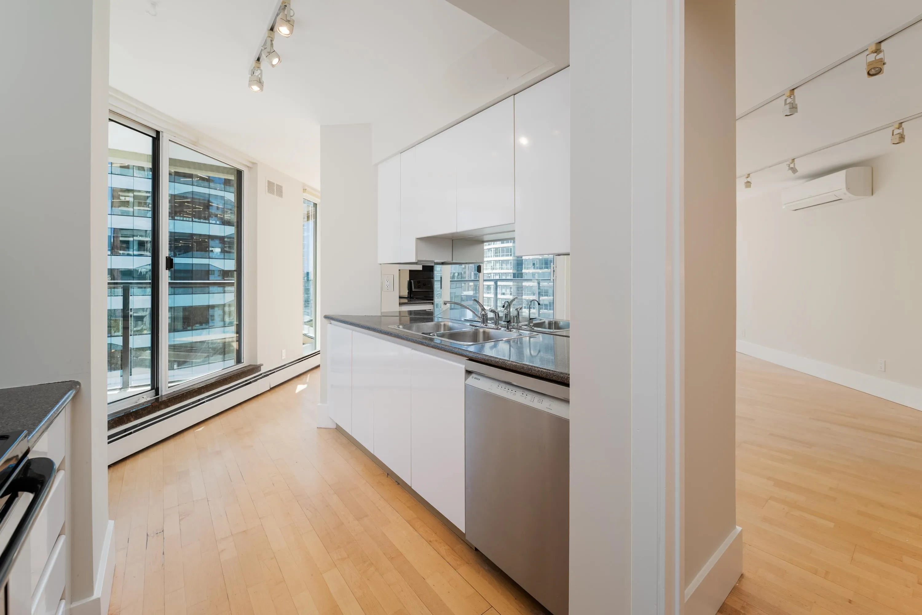 1010 Burnaby Street #905