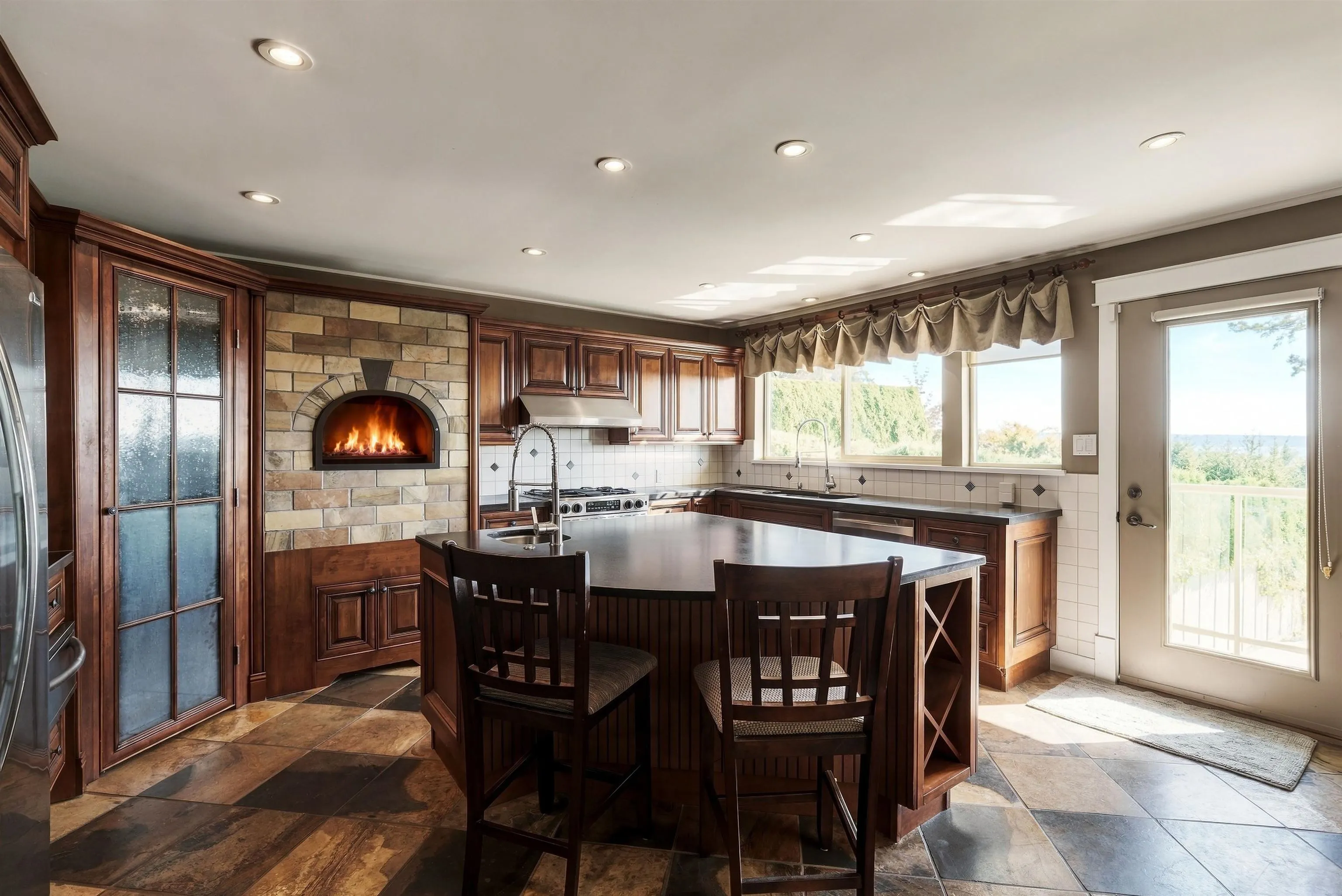 5575 Fairlight Crescent