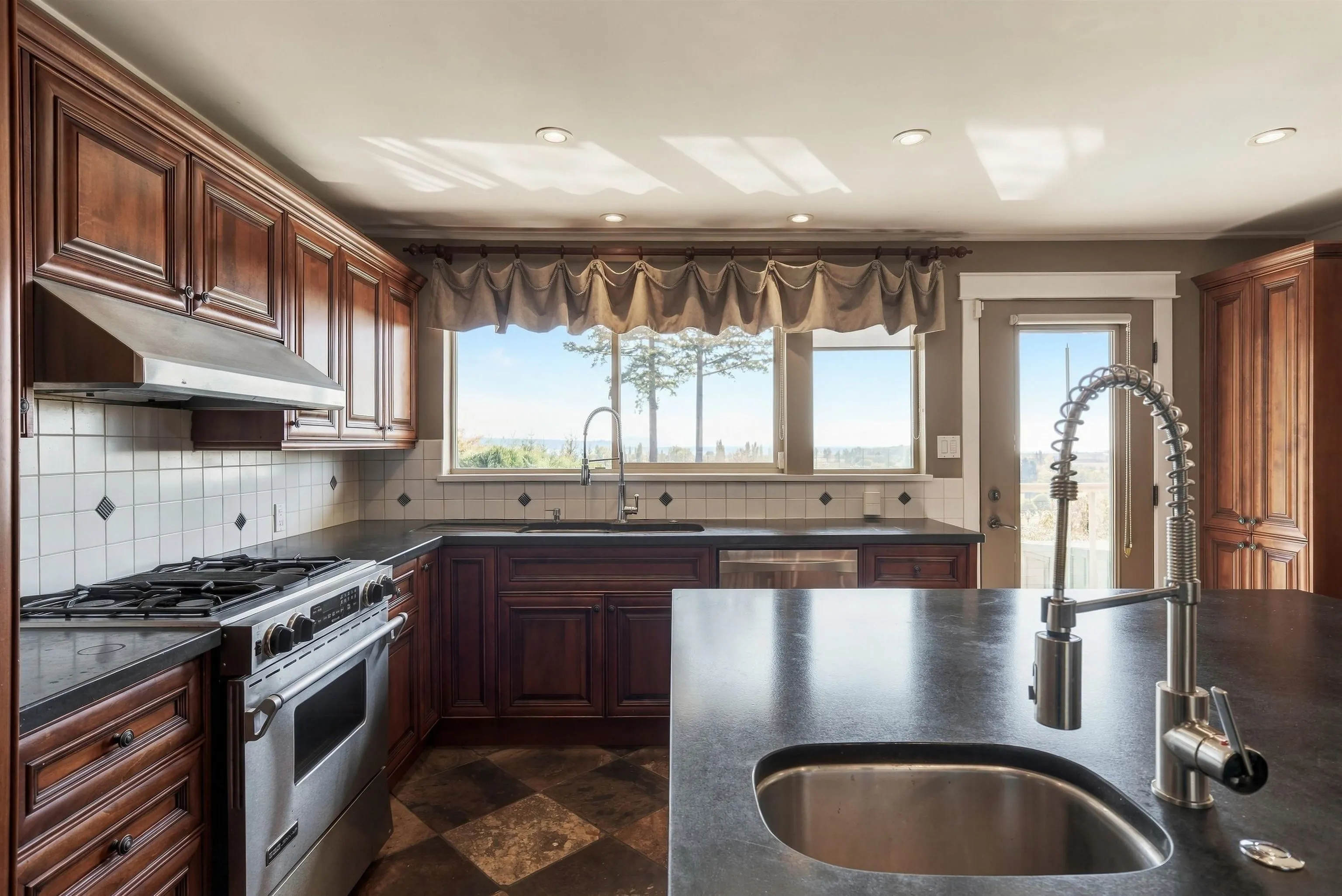 5575 Fairlight Crescent