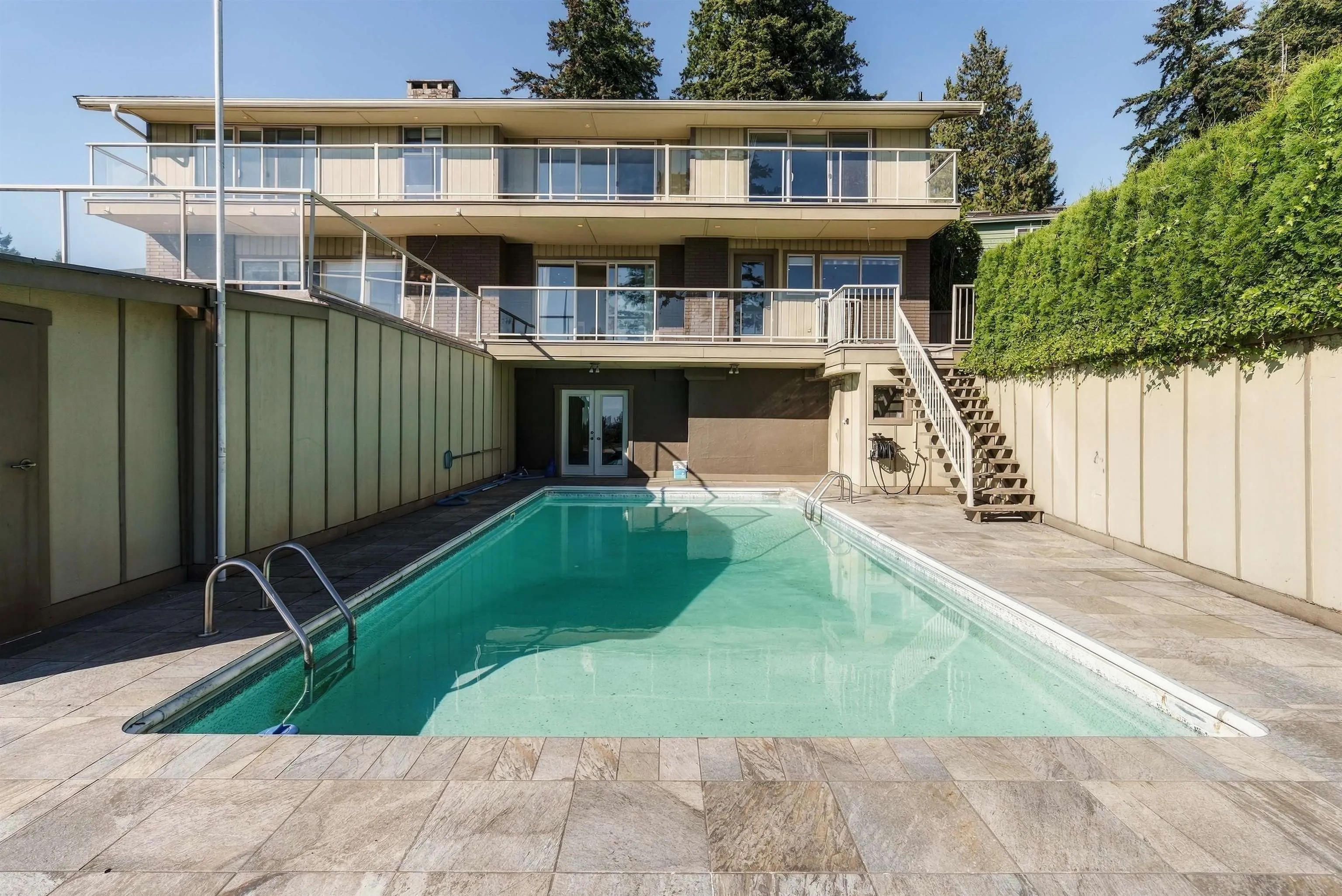 5575 Fairlight Crescent