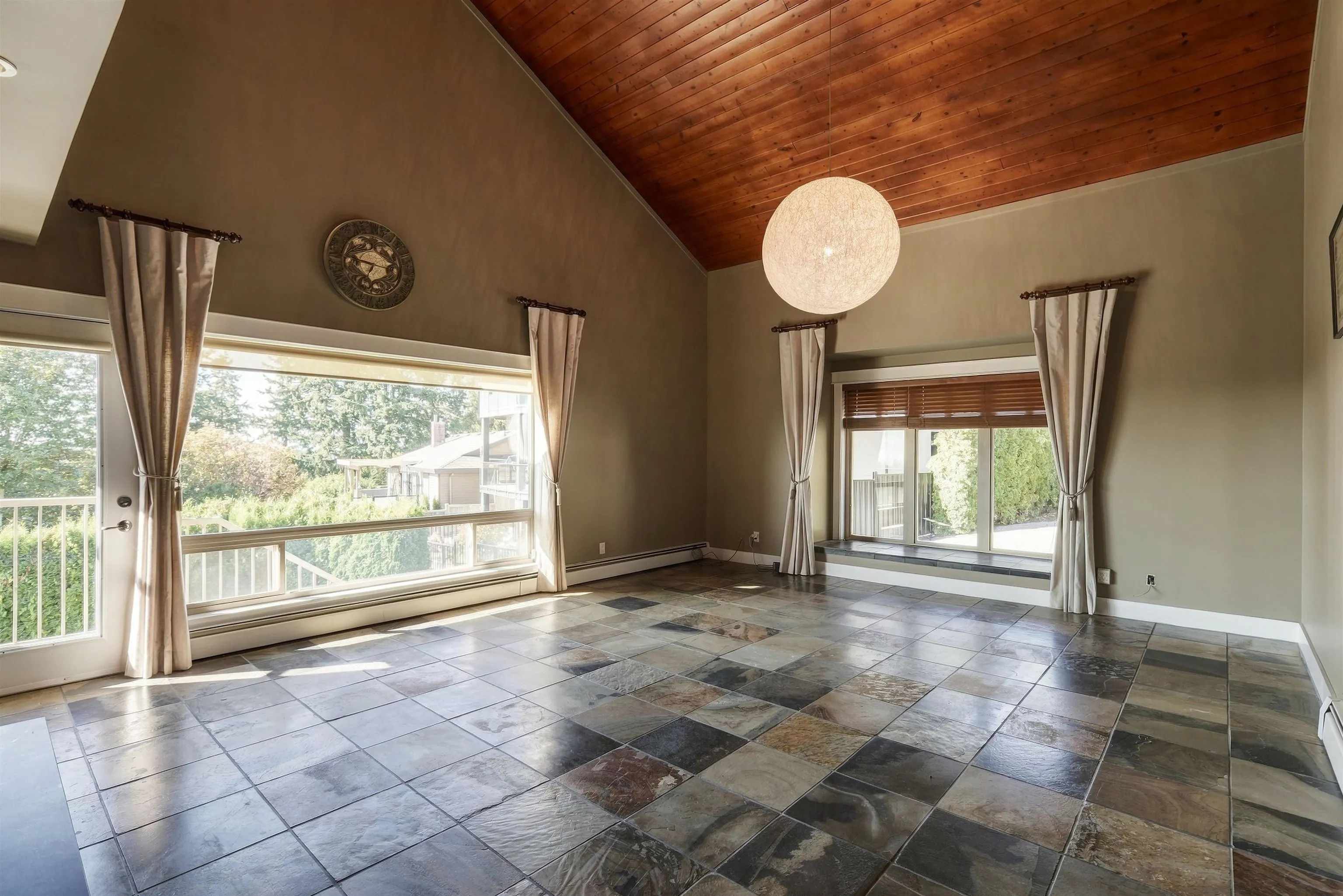 5575 Fairlight Crescent