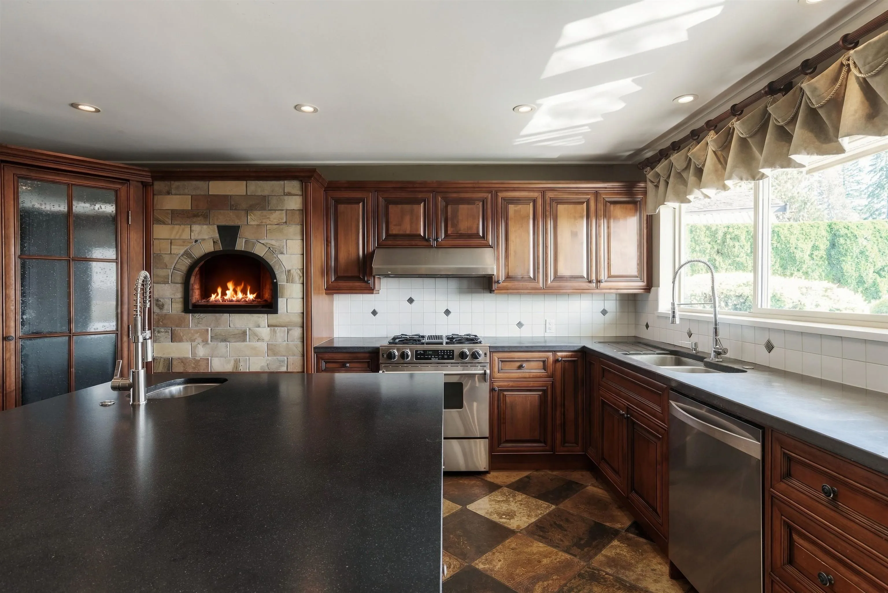 5575 Fairlight Crescent