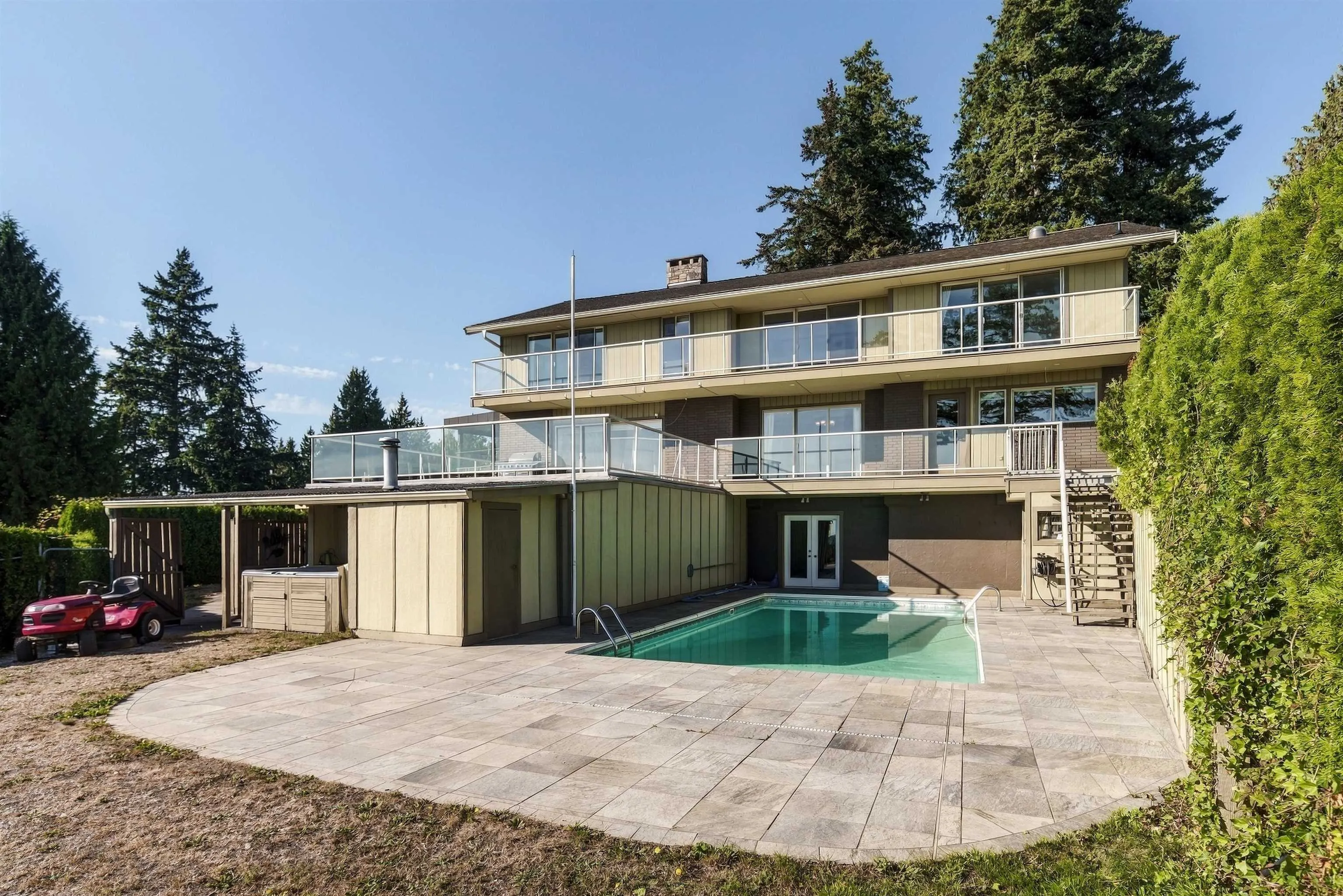 5575 Fairlight Crescent