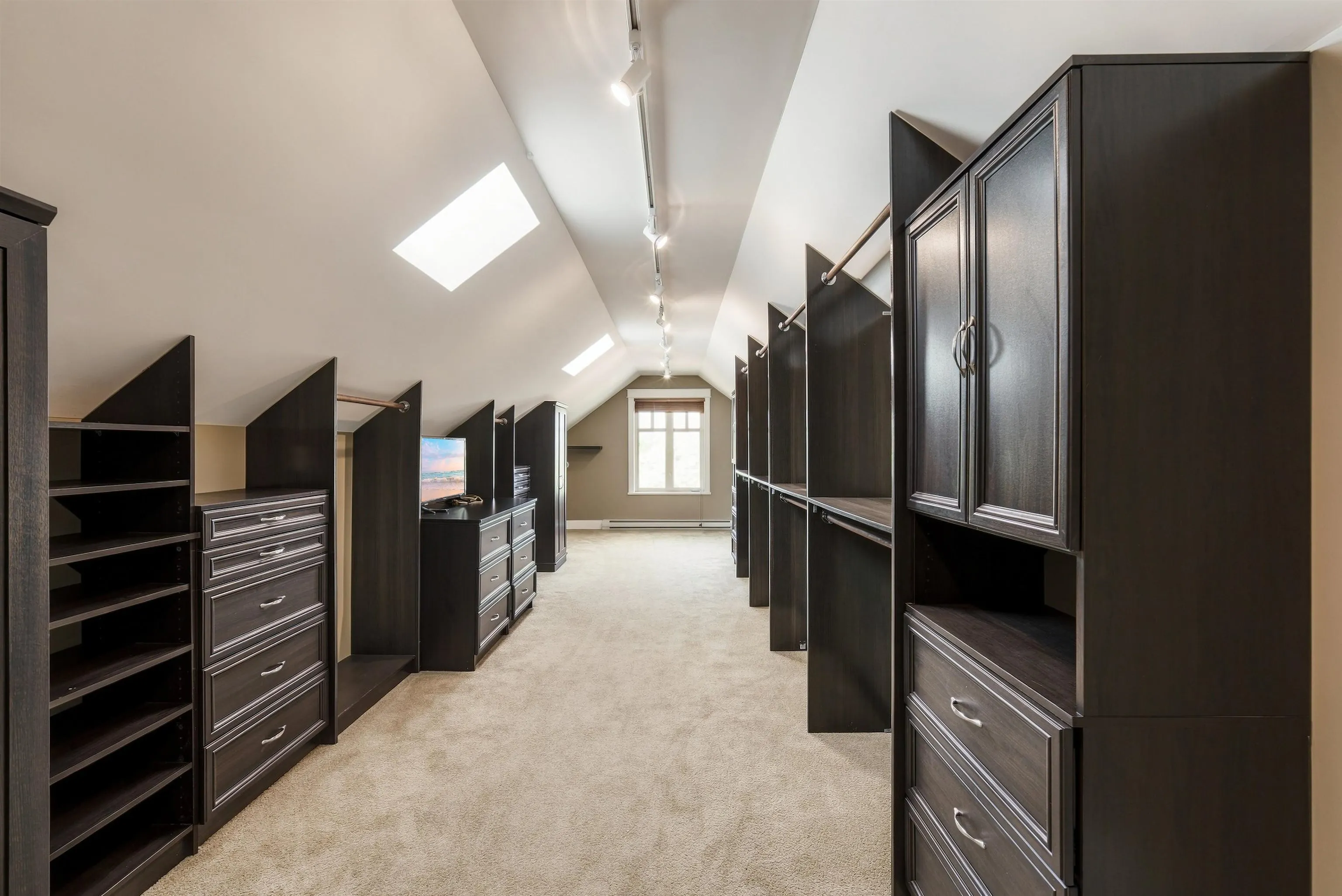 5575 Fairlight Crescent