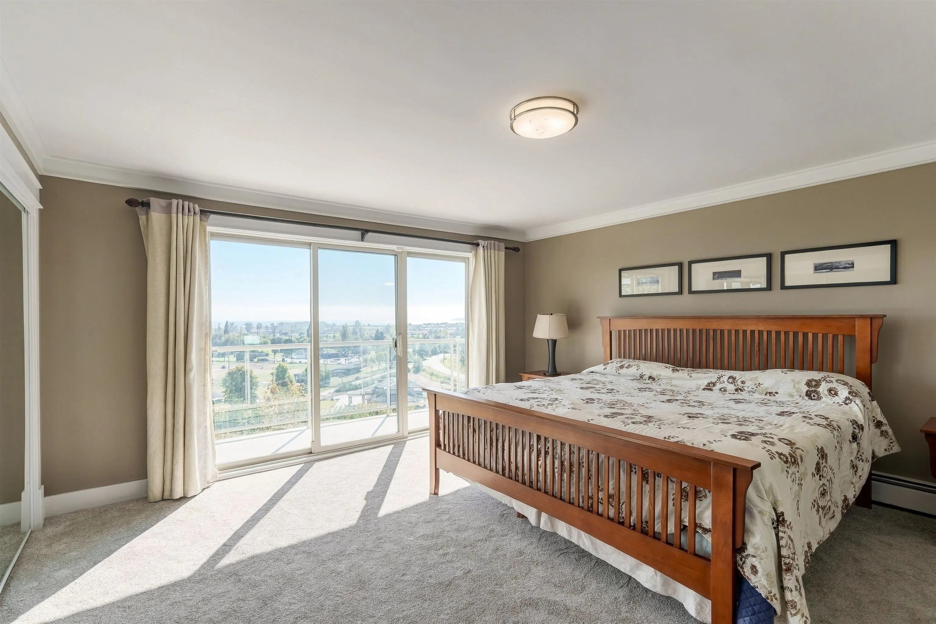 5575 Fairlight Crescent