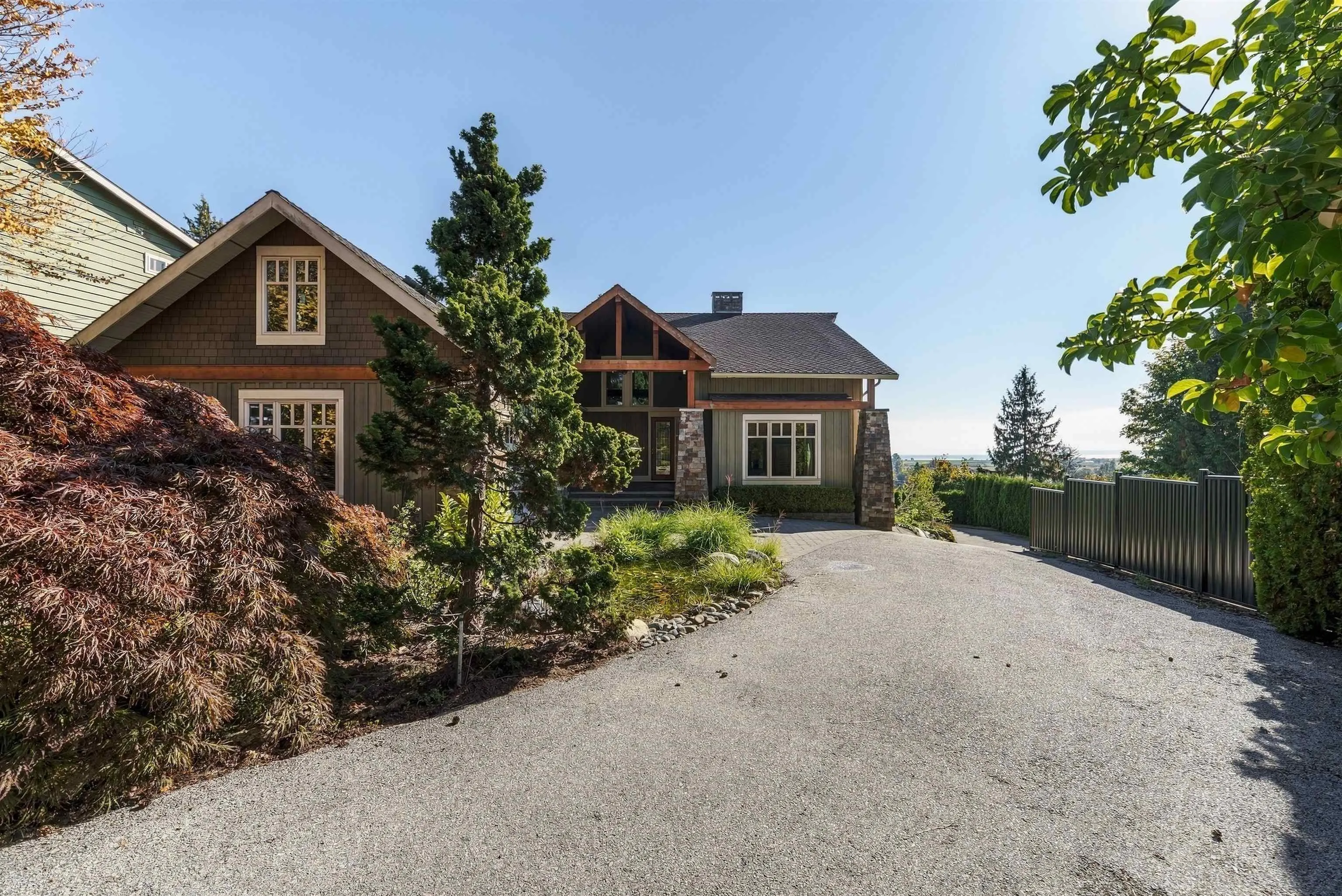 5575 Fairlight Crescent