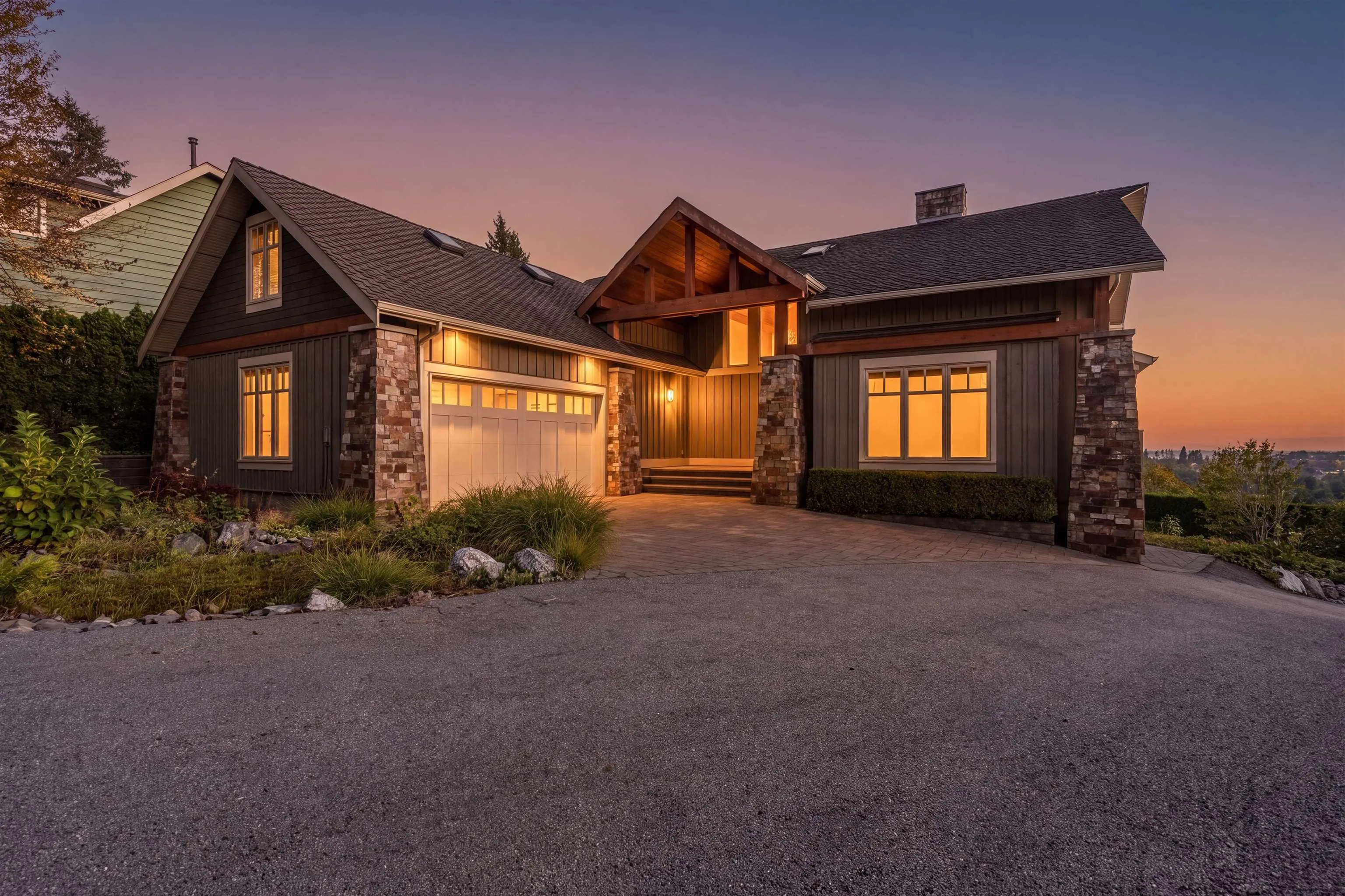 5575 Fairlight Crescent
