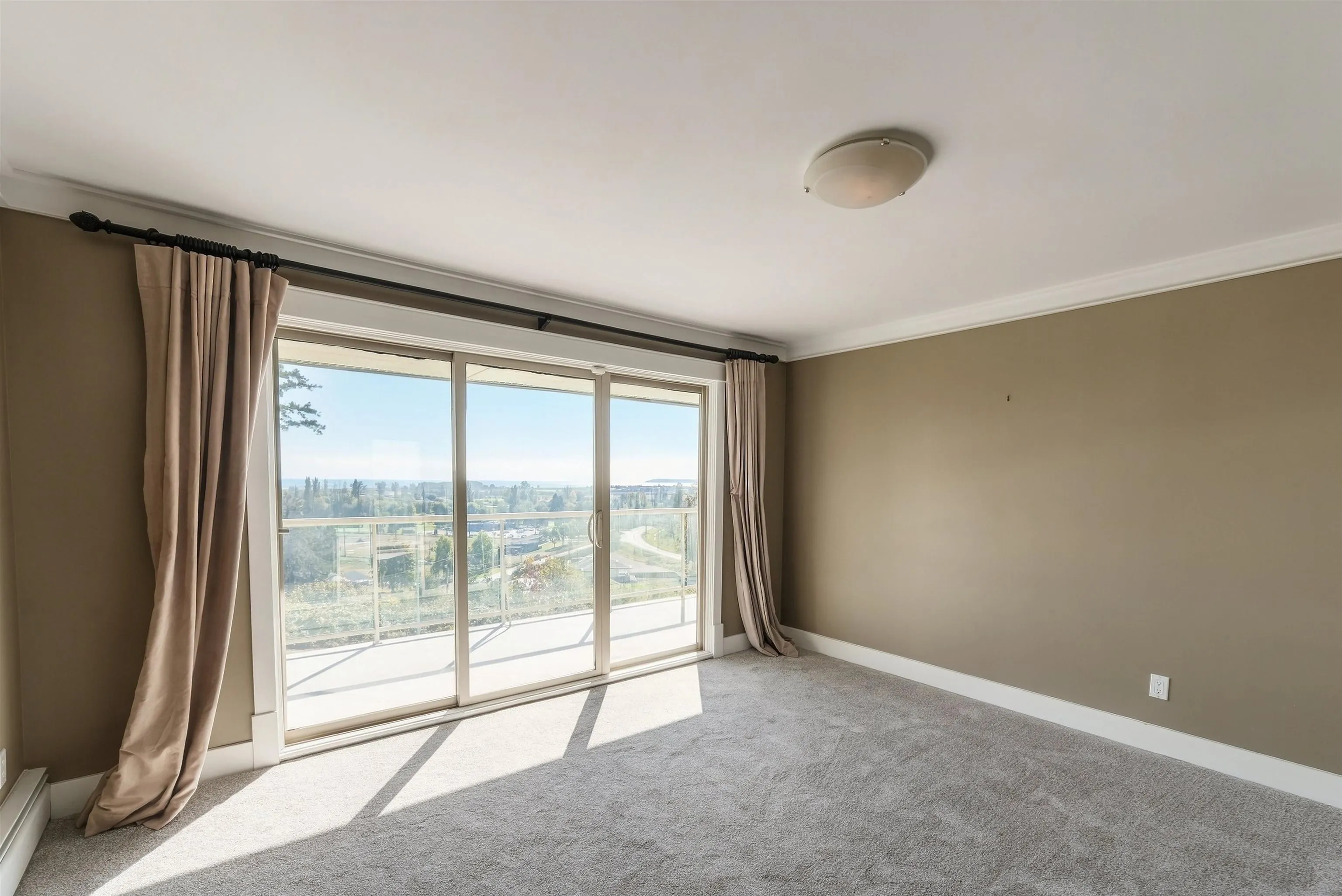 5575 Fairlight Crescent
