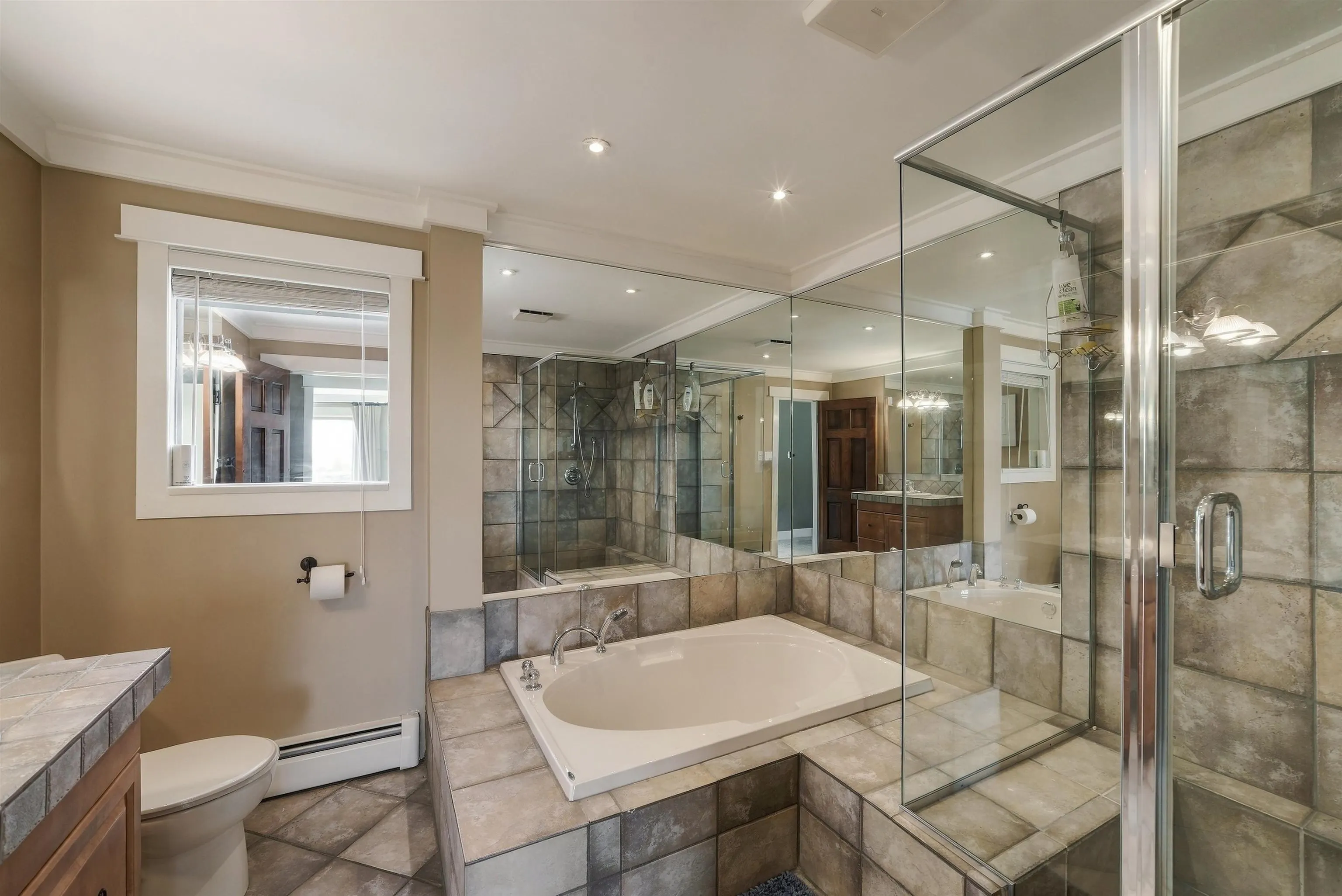 5575 Fairlight Crescent