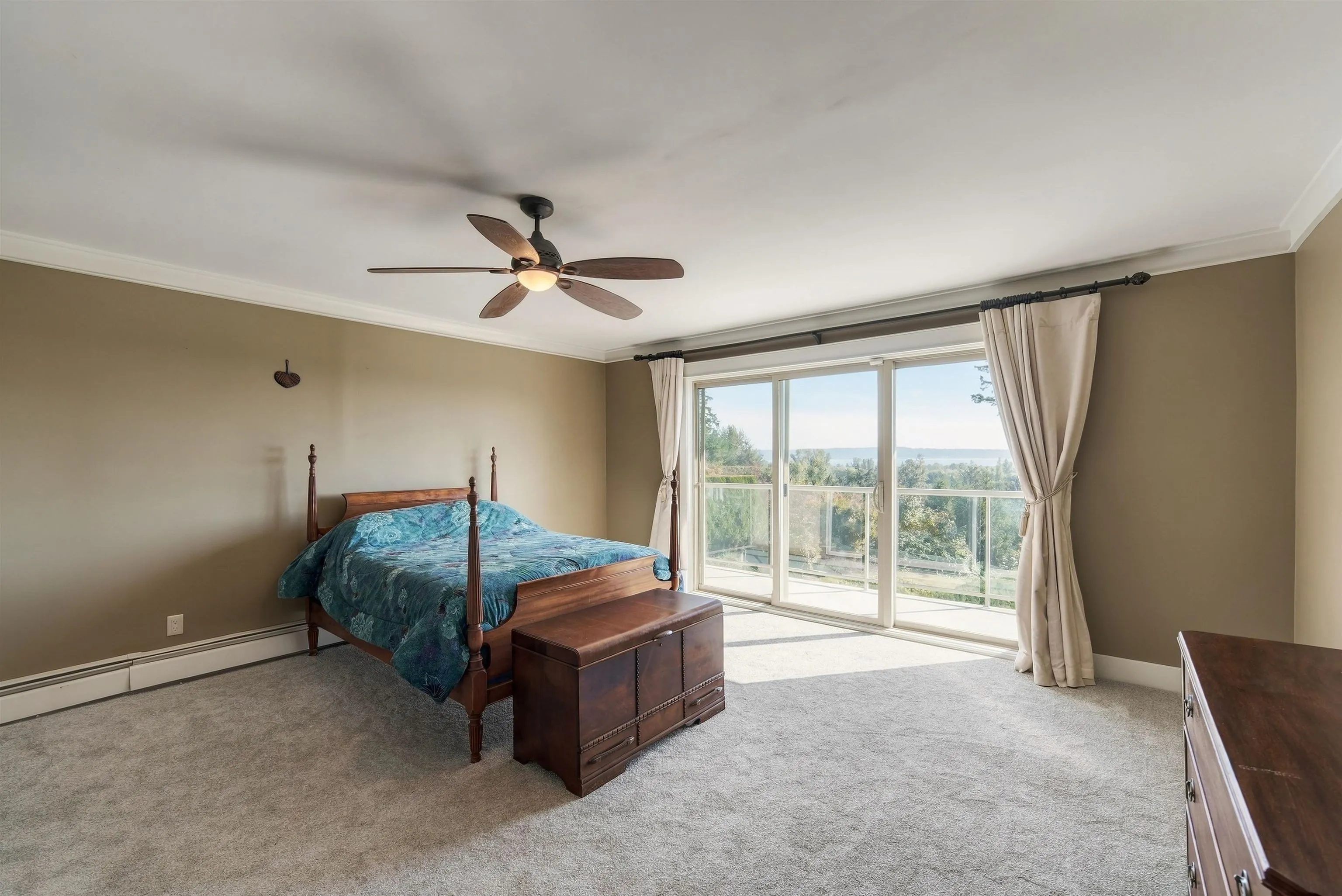 5575 Fairlight Crescent