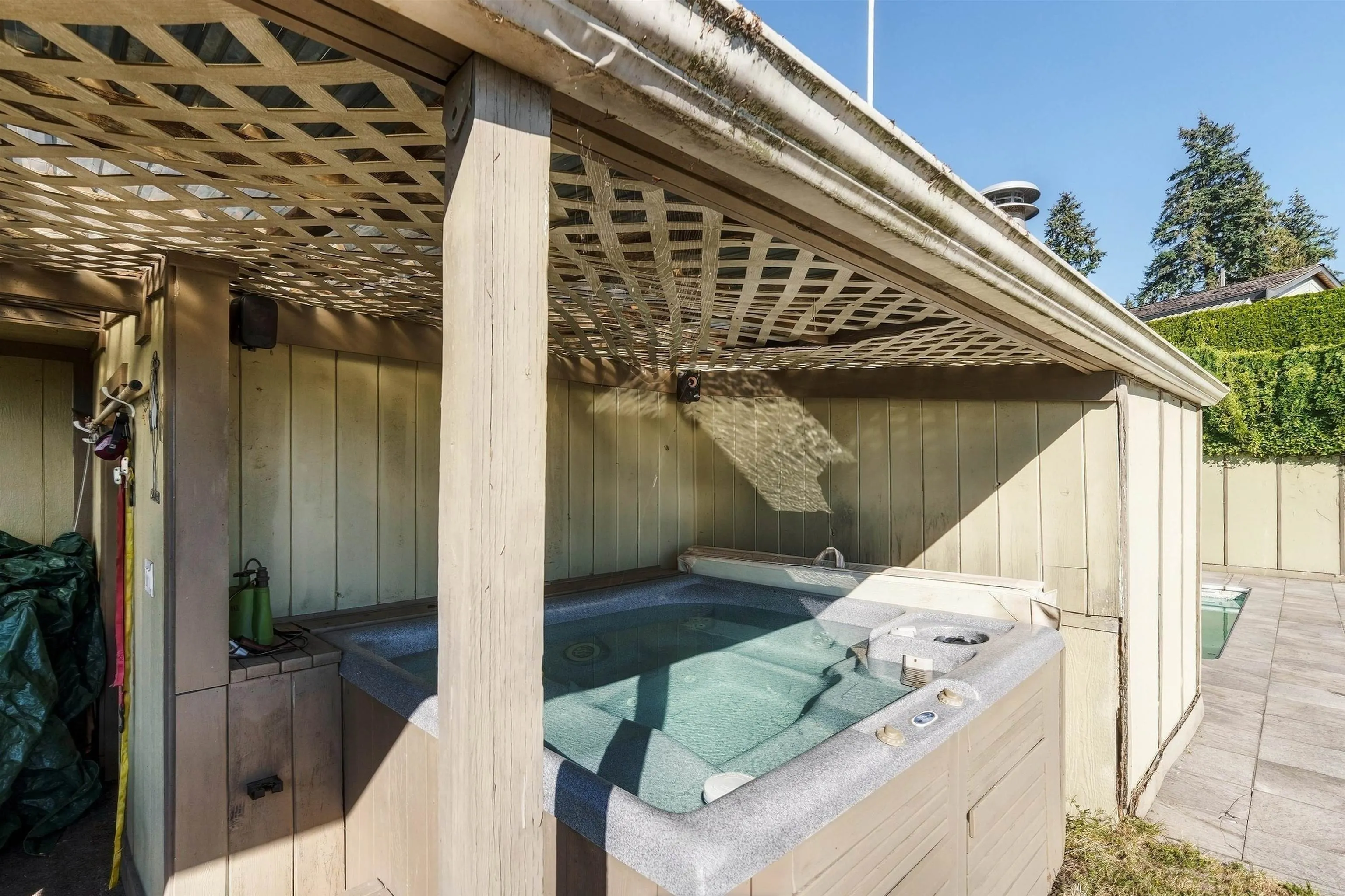 5575 Fairlight Crescent