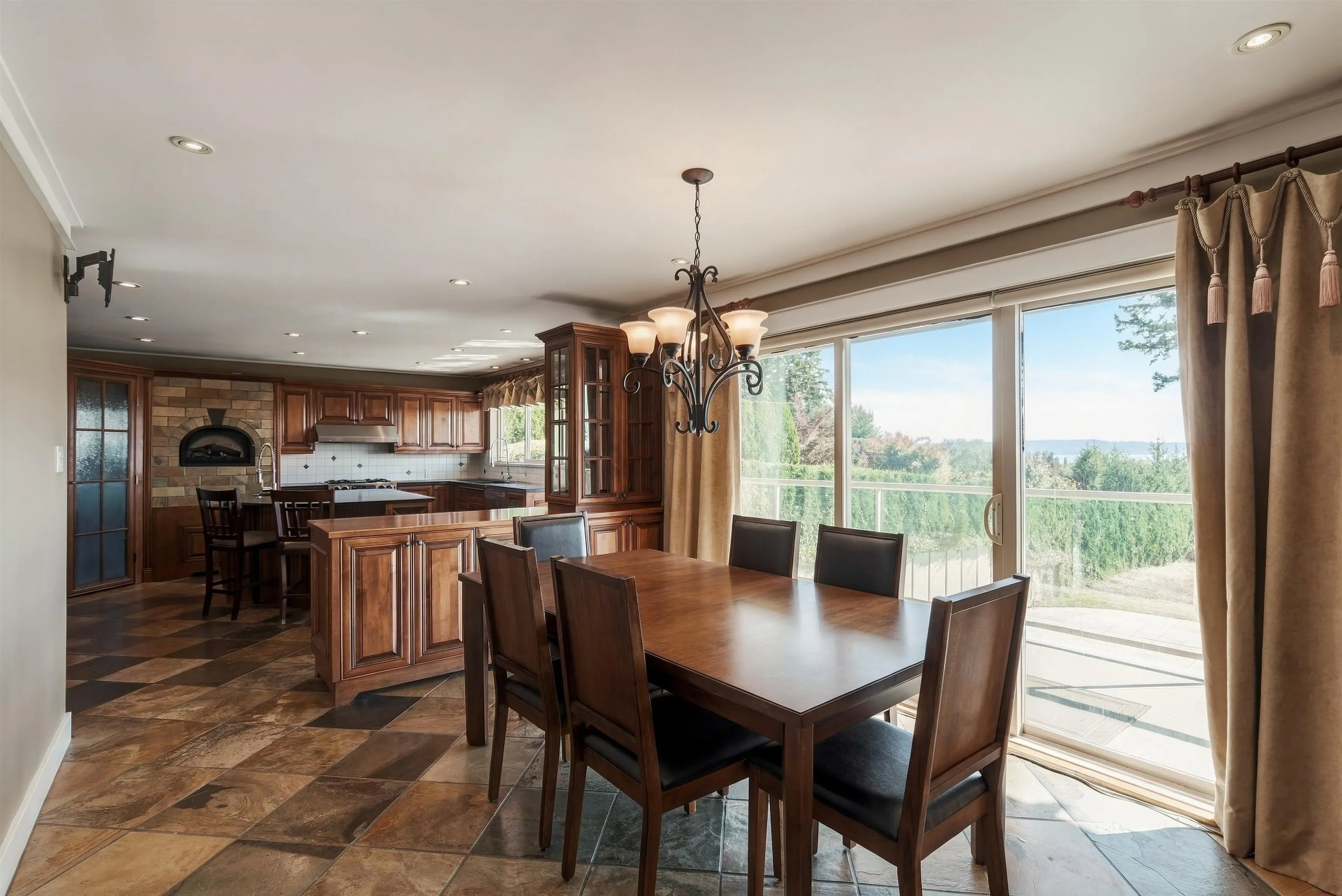 5575 Fairlight Crescent
