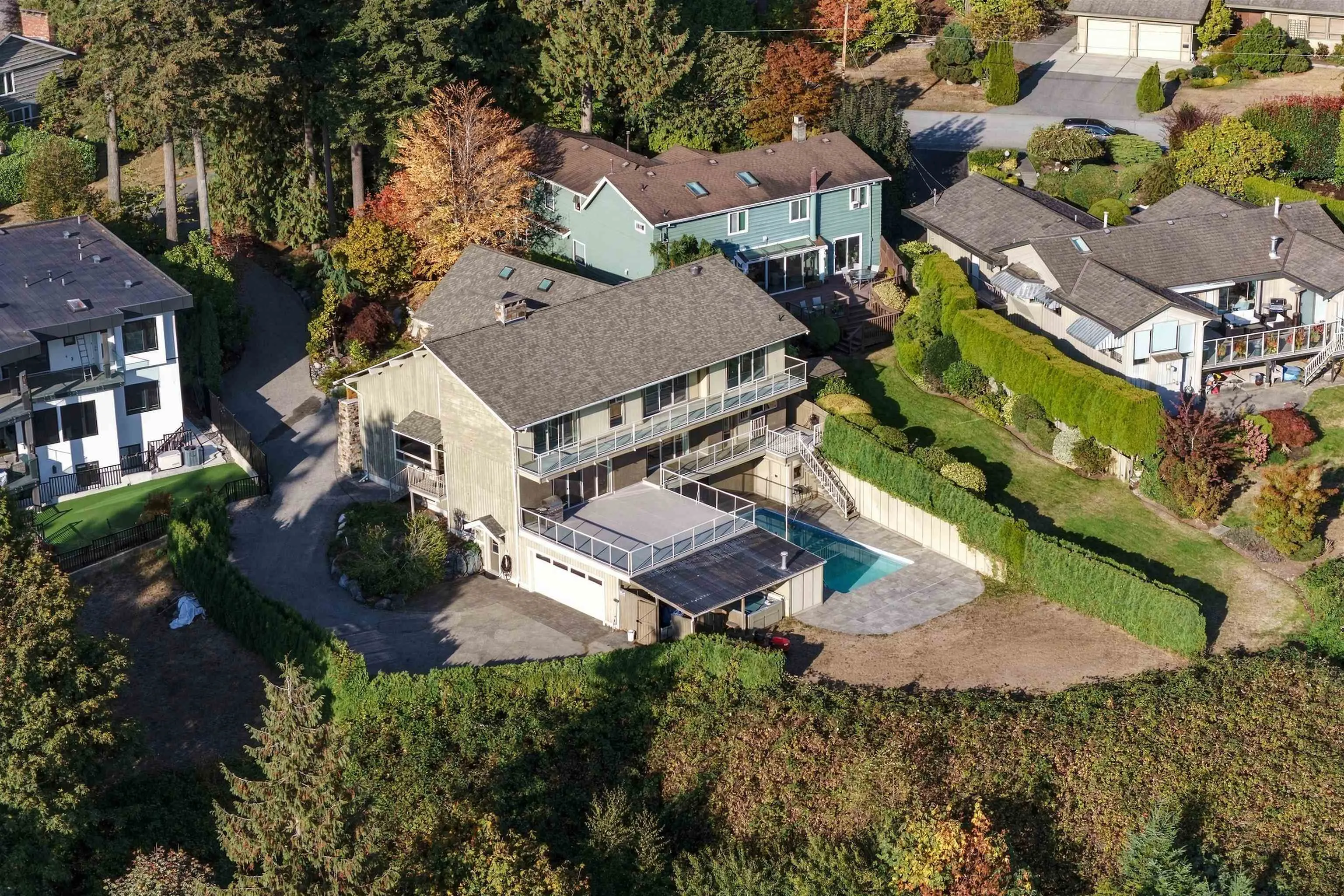 5575 Fairlight Crescent