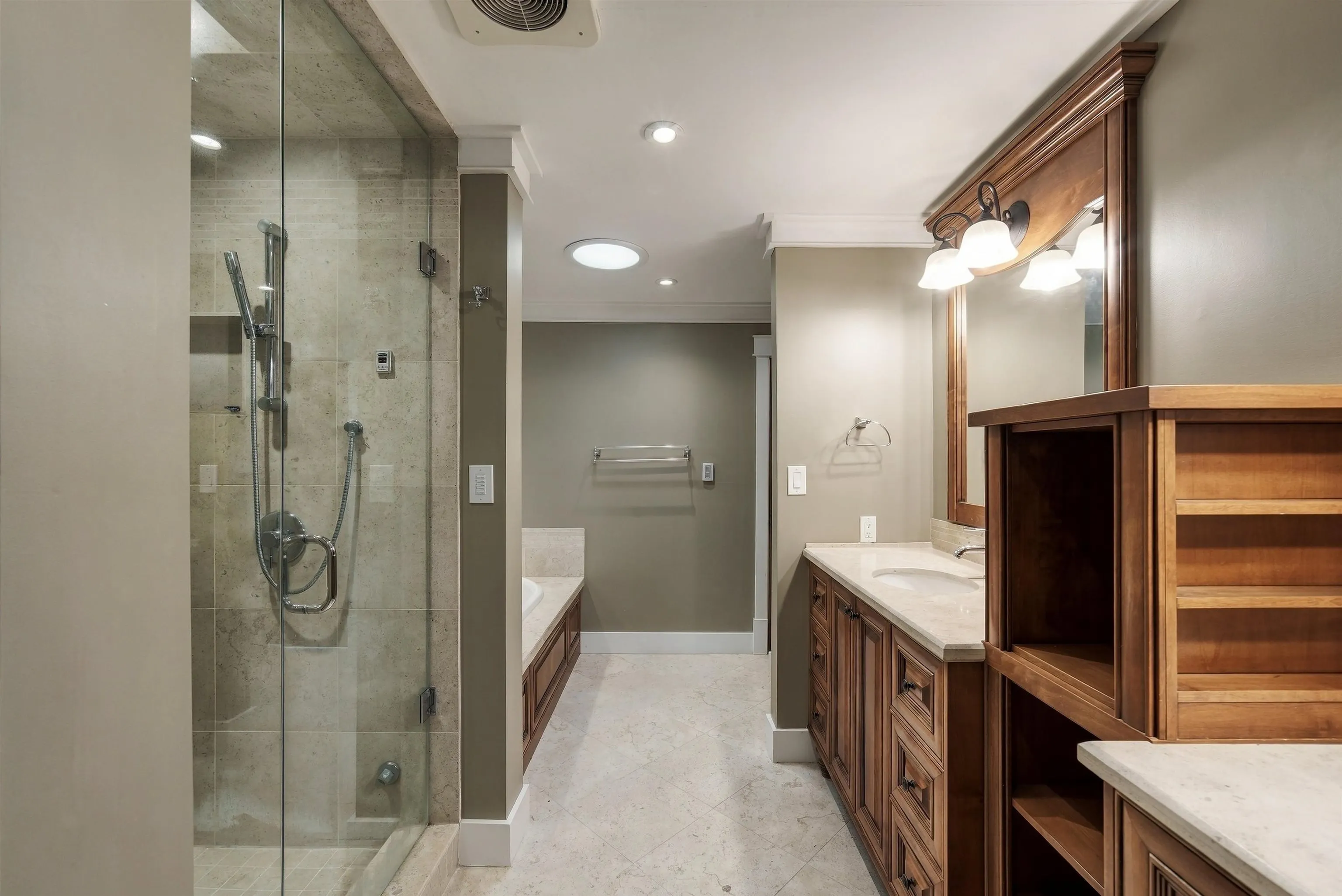 5575 Fairlight Crescent