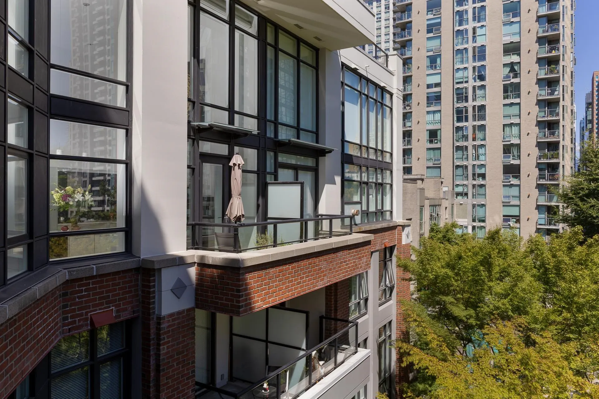 988 Richards Street #401