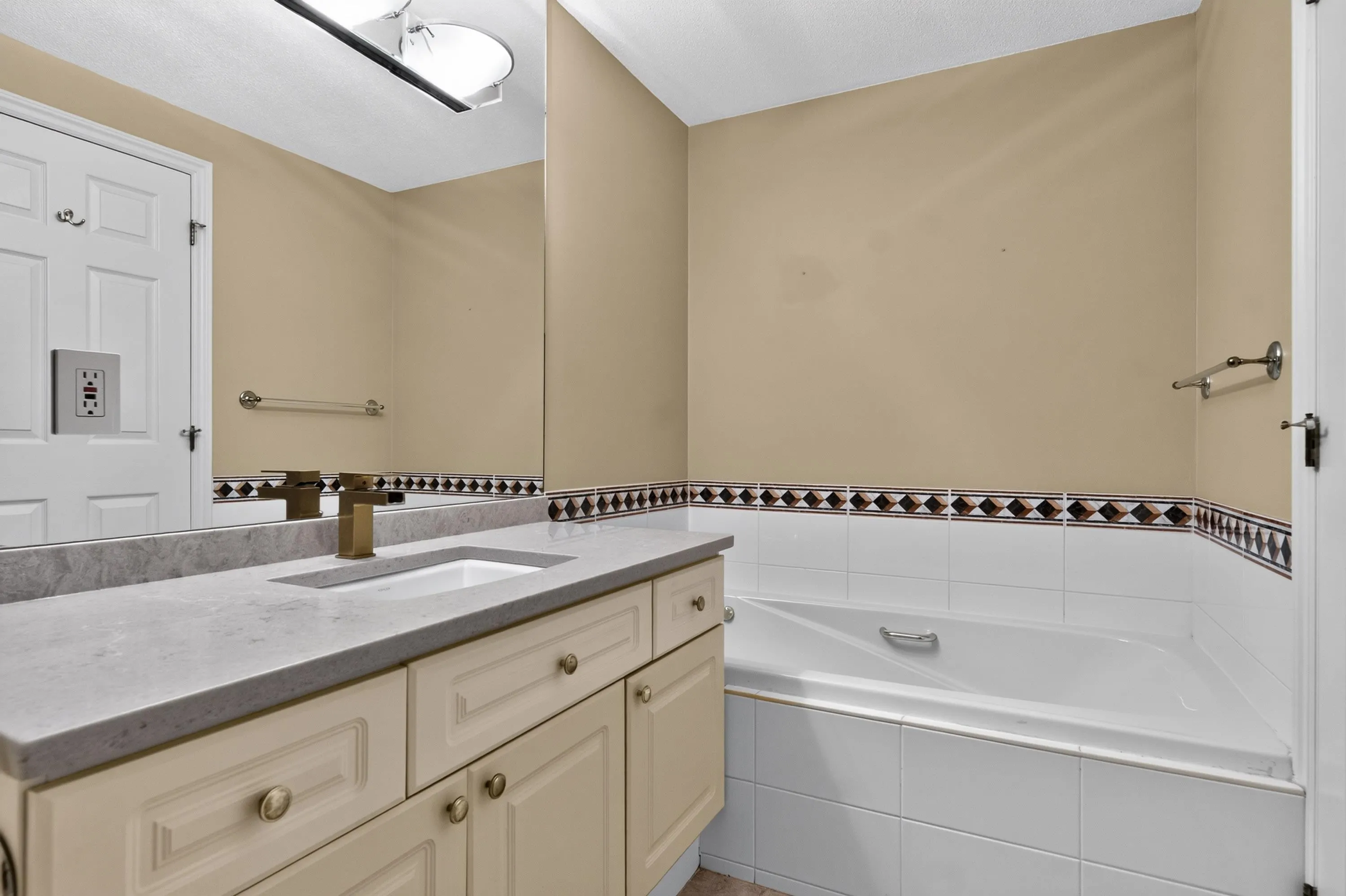 1400 View Crescent #404