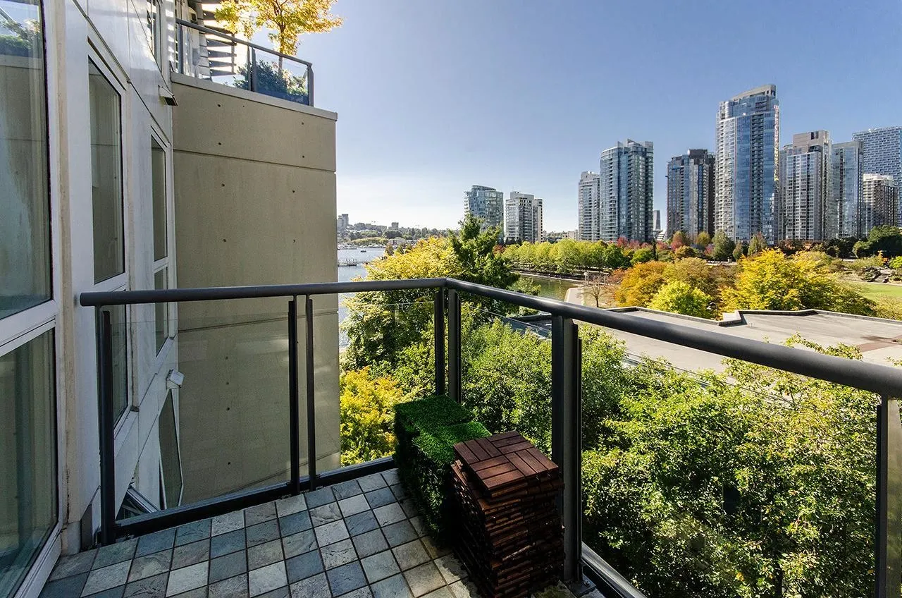 1383 Marinaside Crescent #702
