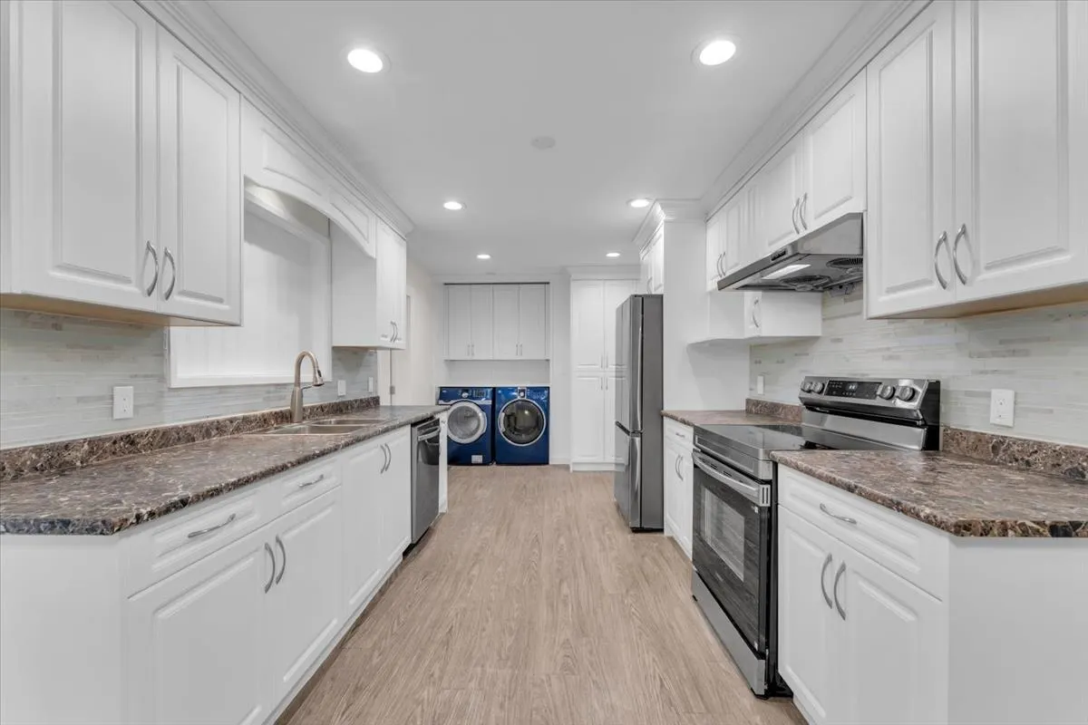 2558 Lakeview Crescent