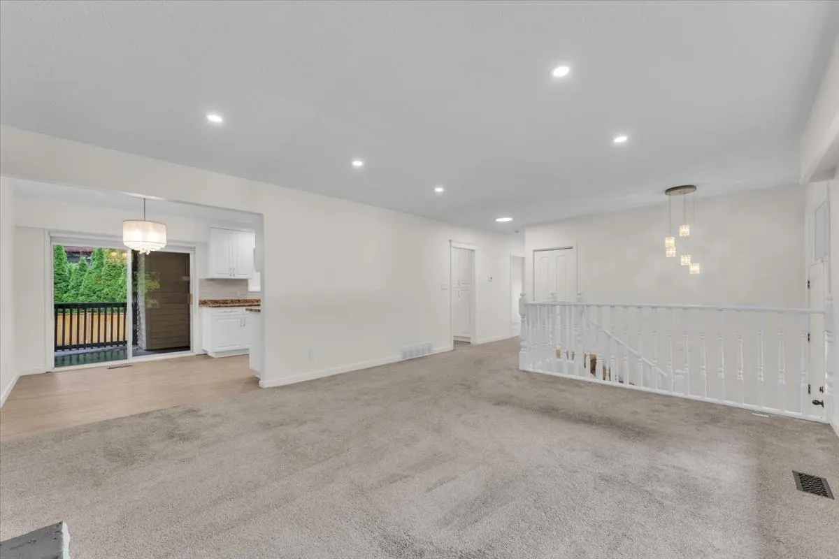 2558 Lakeview Crescent
