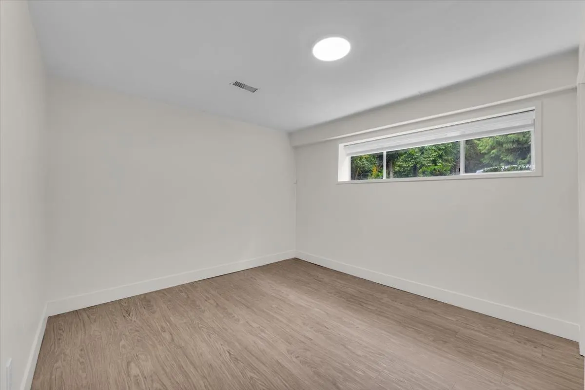 2558 Lakeview Crescent