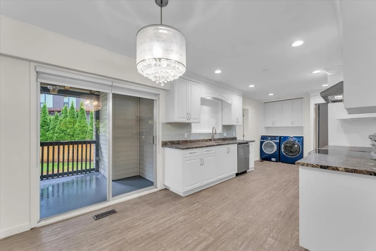 2558 Lakeview Crescent