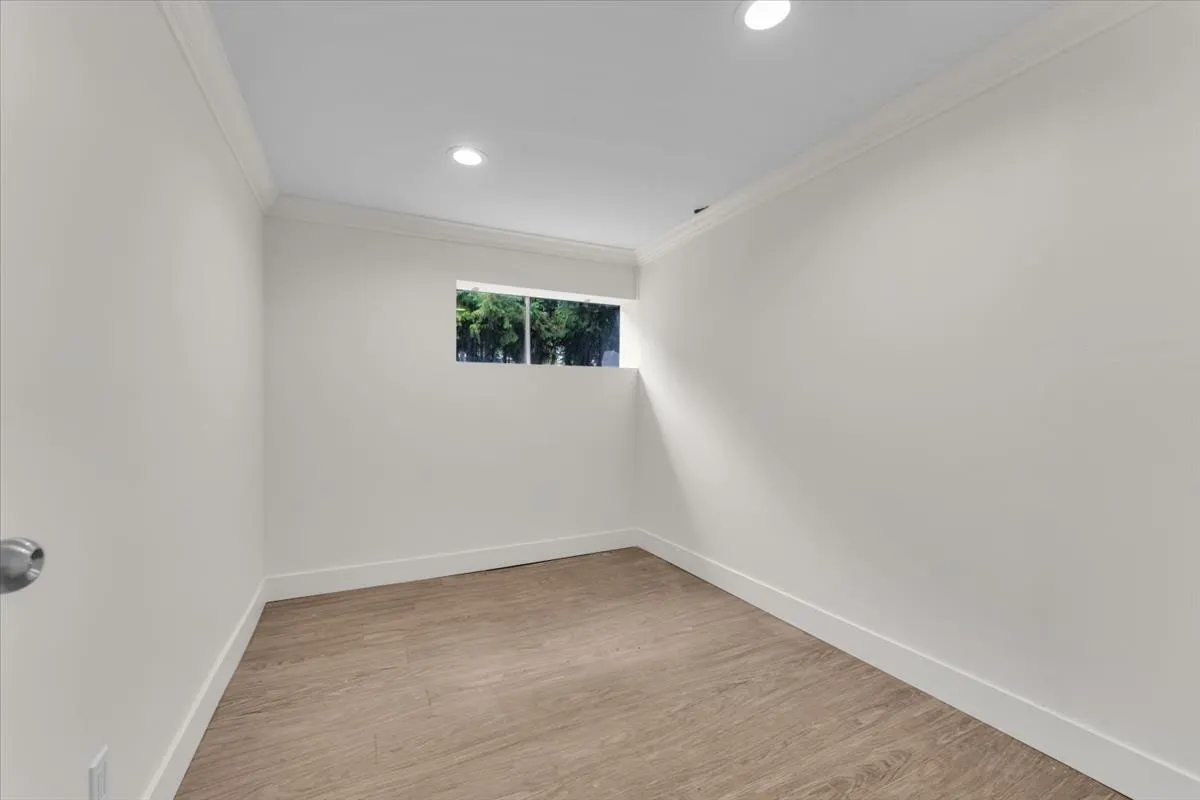 2558 Lakeview Crescent