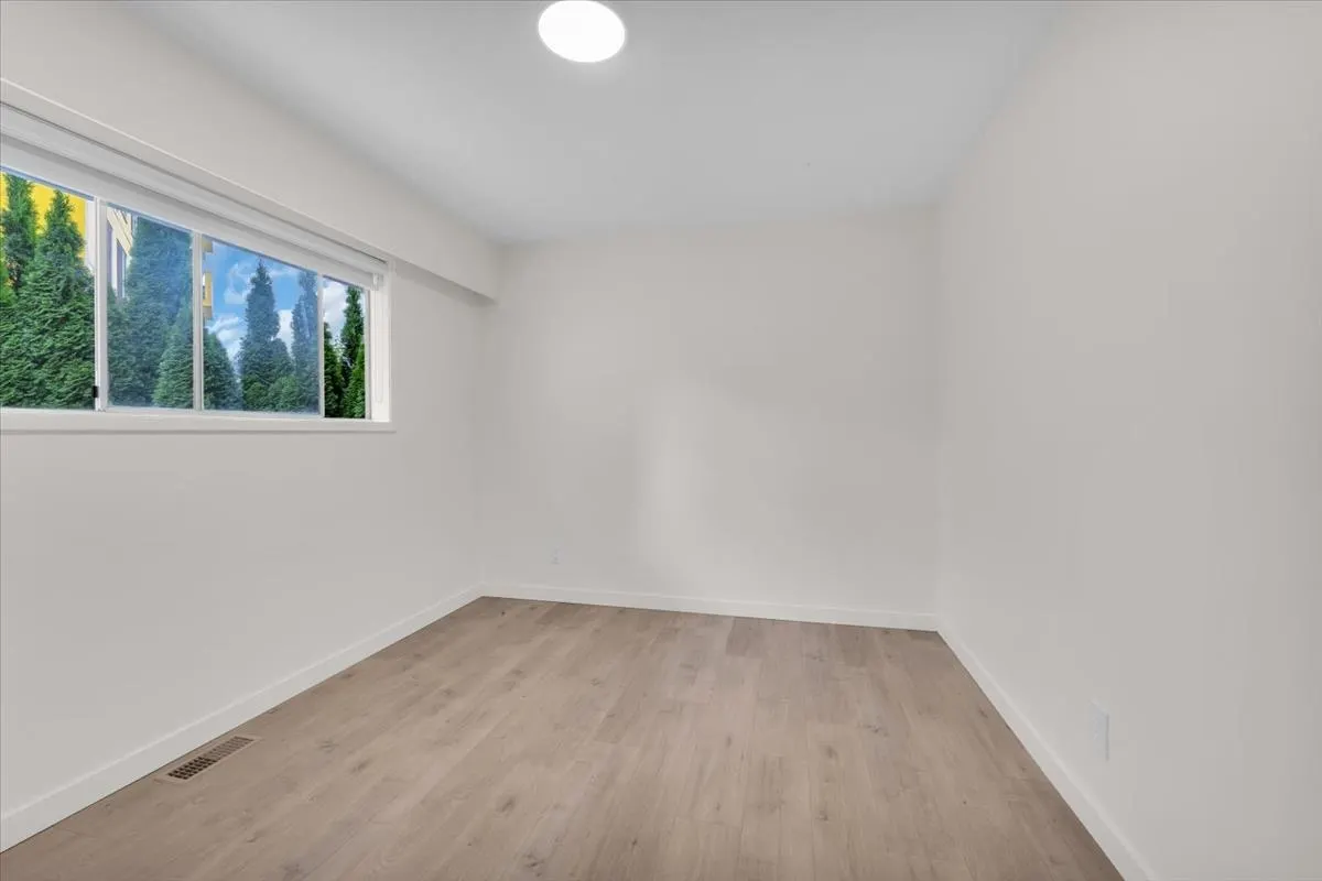 2558 Lakeview Crescent