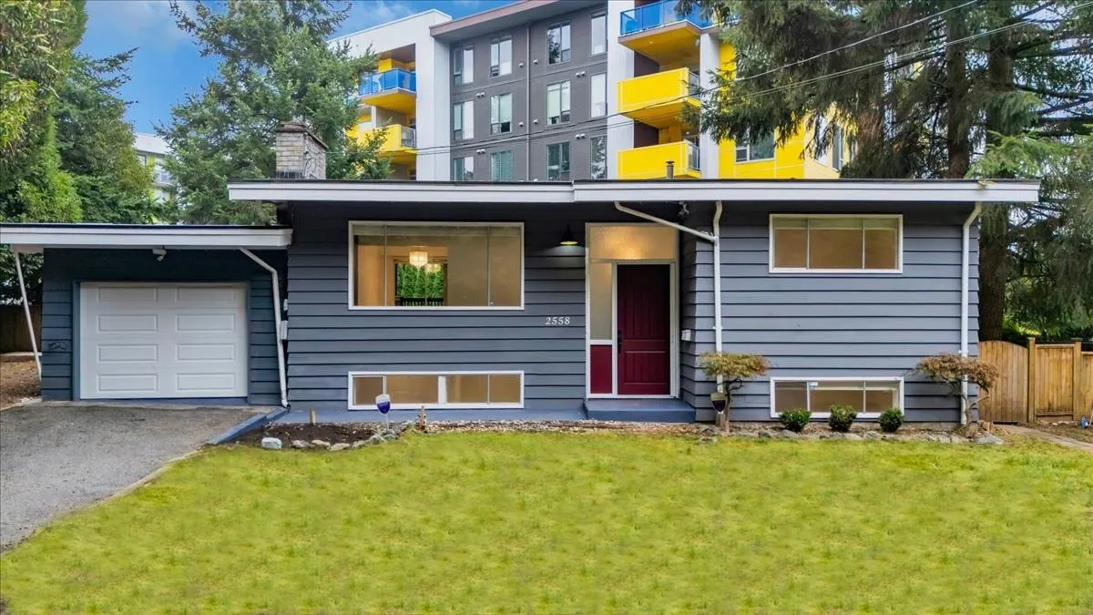 2558 Lakeview Crescent