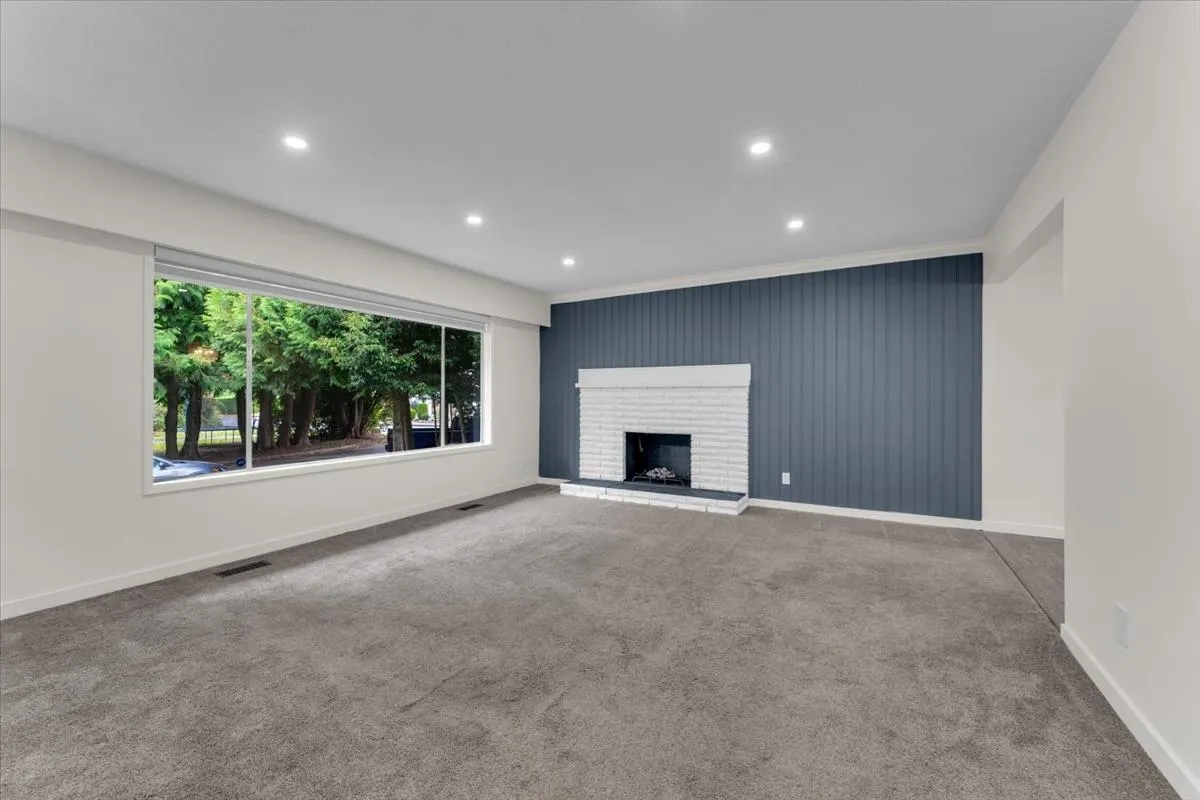 2558 Lakeview Crescent