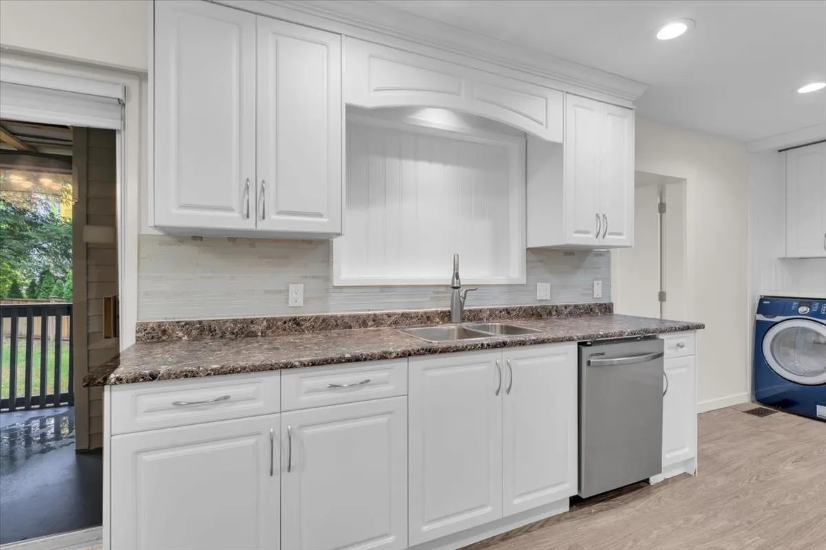2558 Lakeview Crescent
