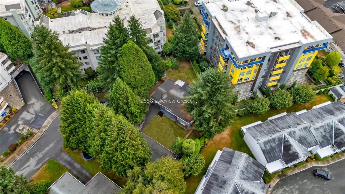 2558 Lakeview Crescent