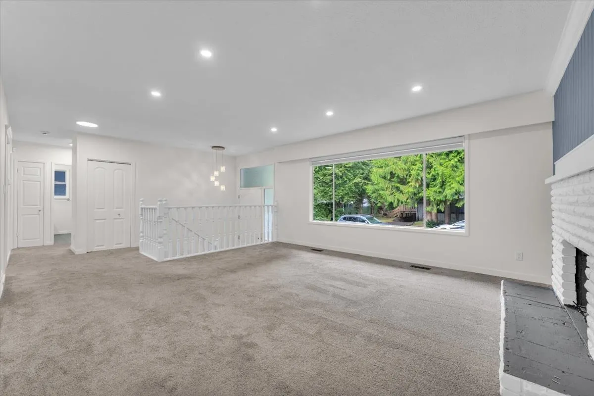 2558 Lakeview Crescent