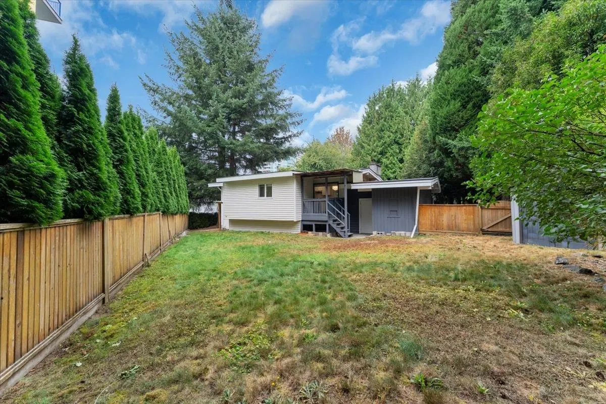 2558 Lakeview Crescent