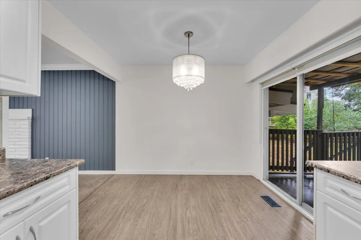 2558 Lakeview Crescent