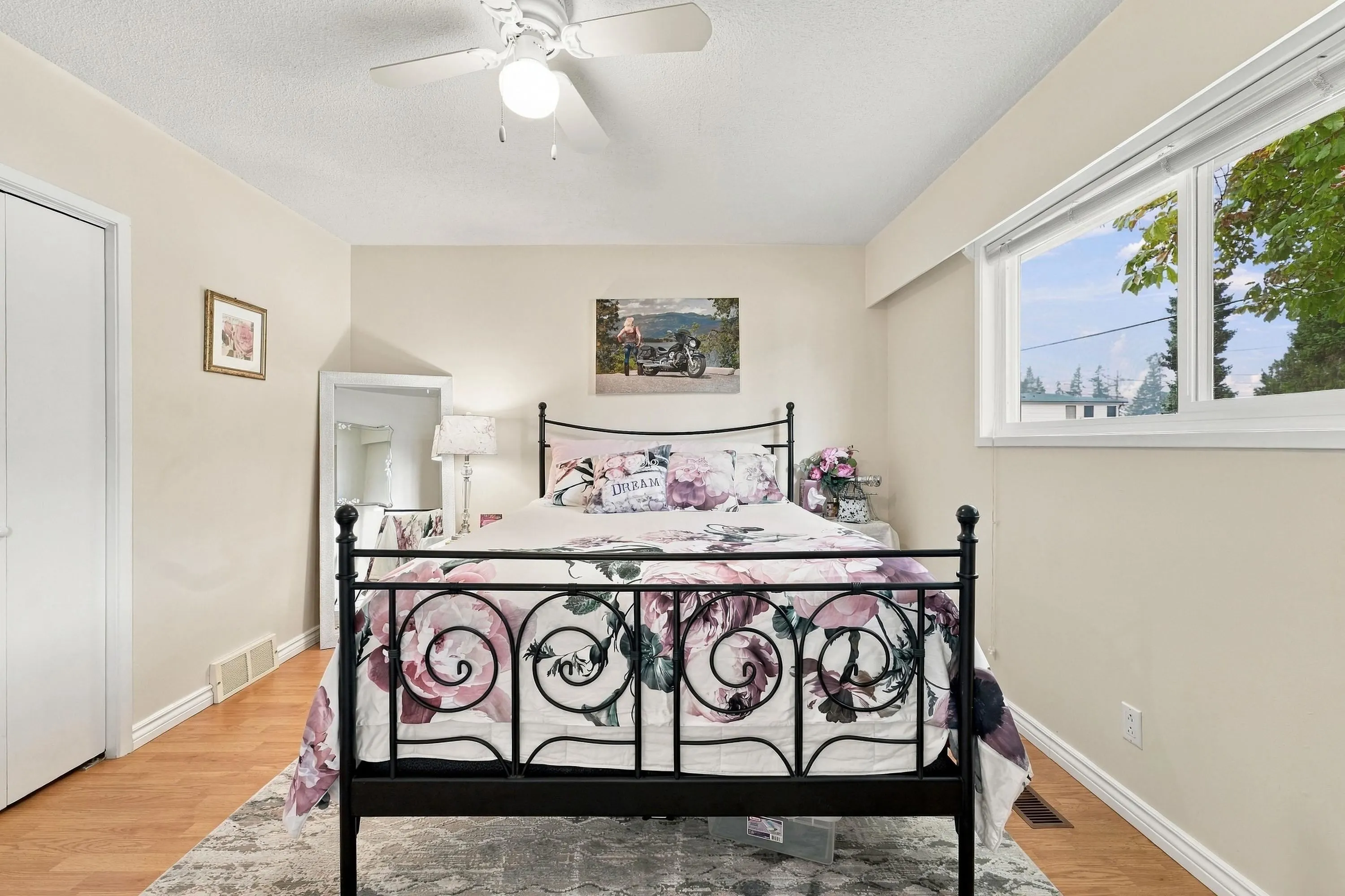 2136 Sherwood Crescent