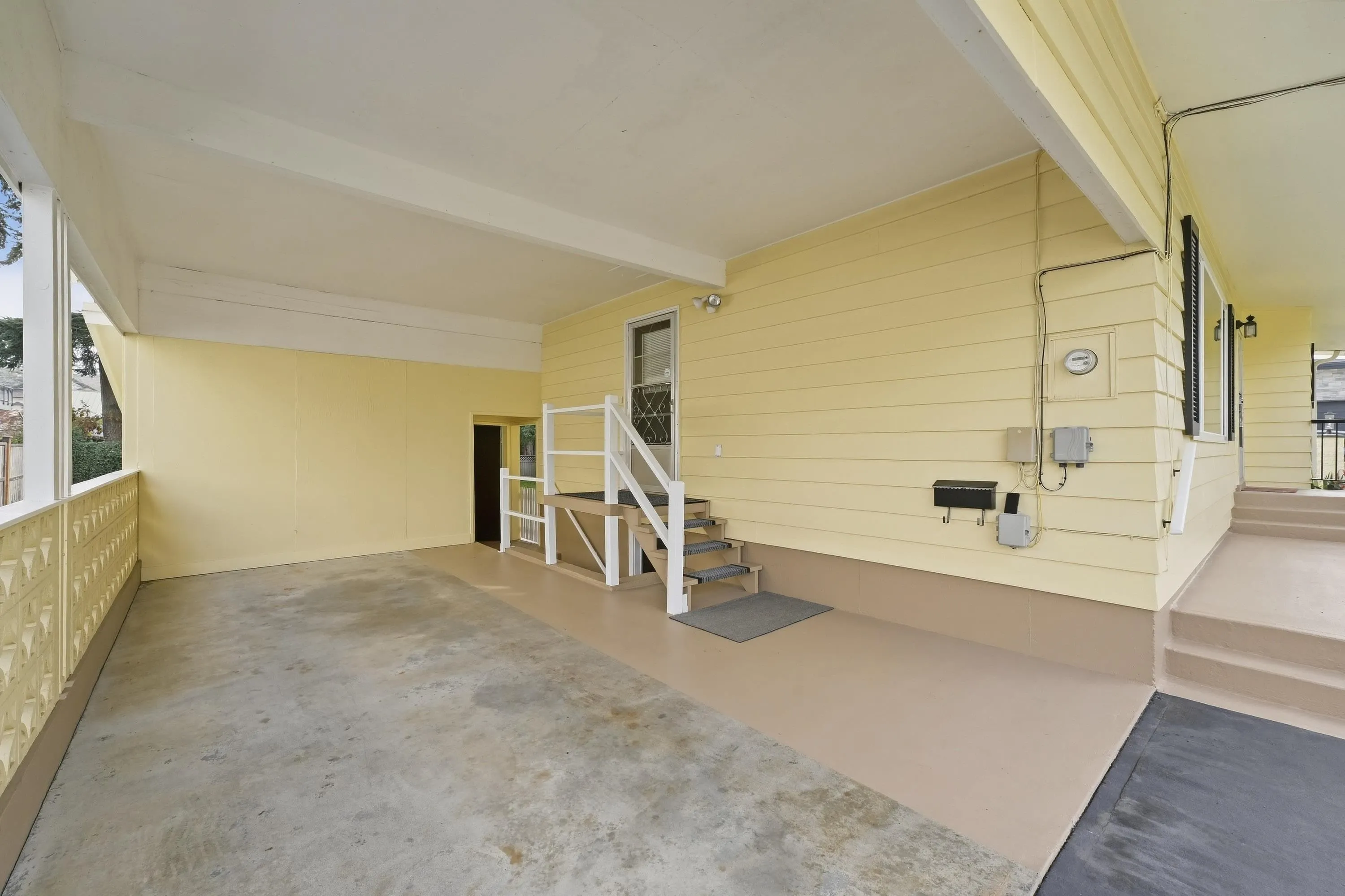 2136 Sherwood Crescent