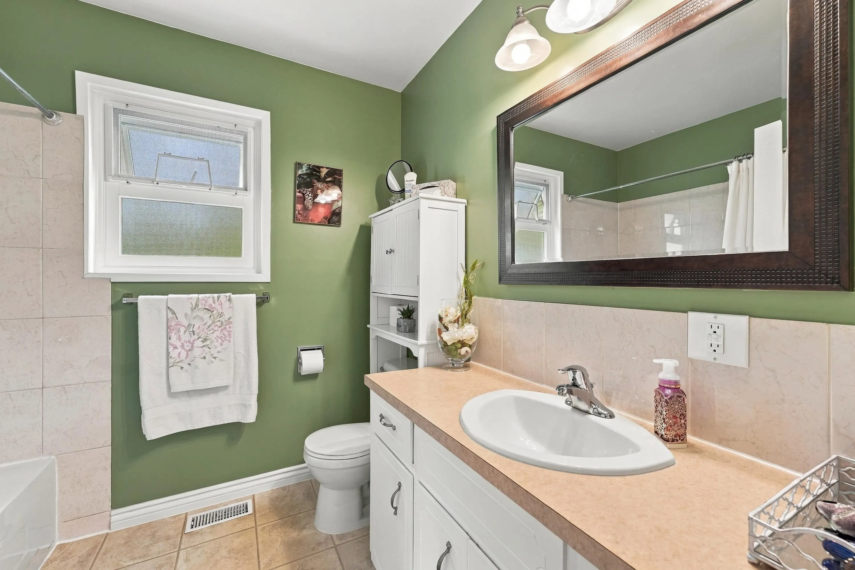 2136 Sherwood Crescent