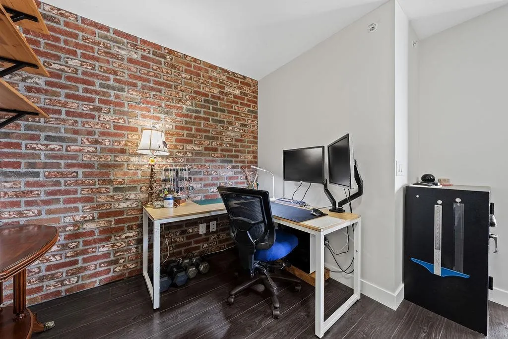 668 Columbia Street #1811